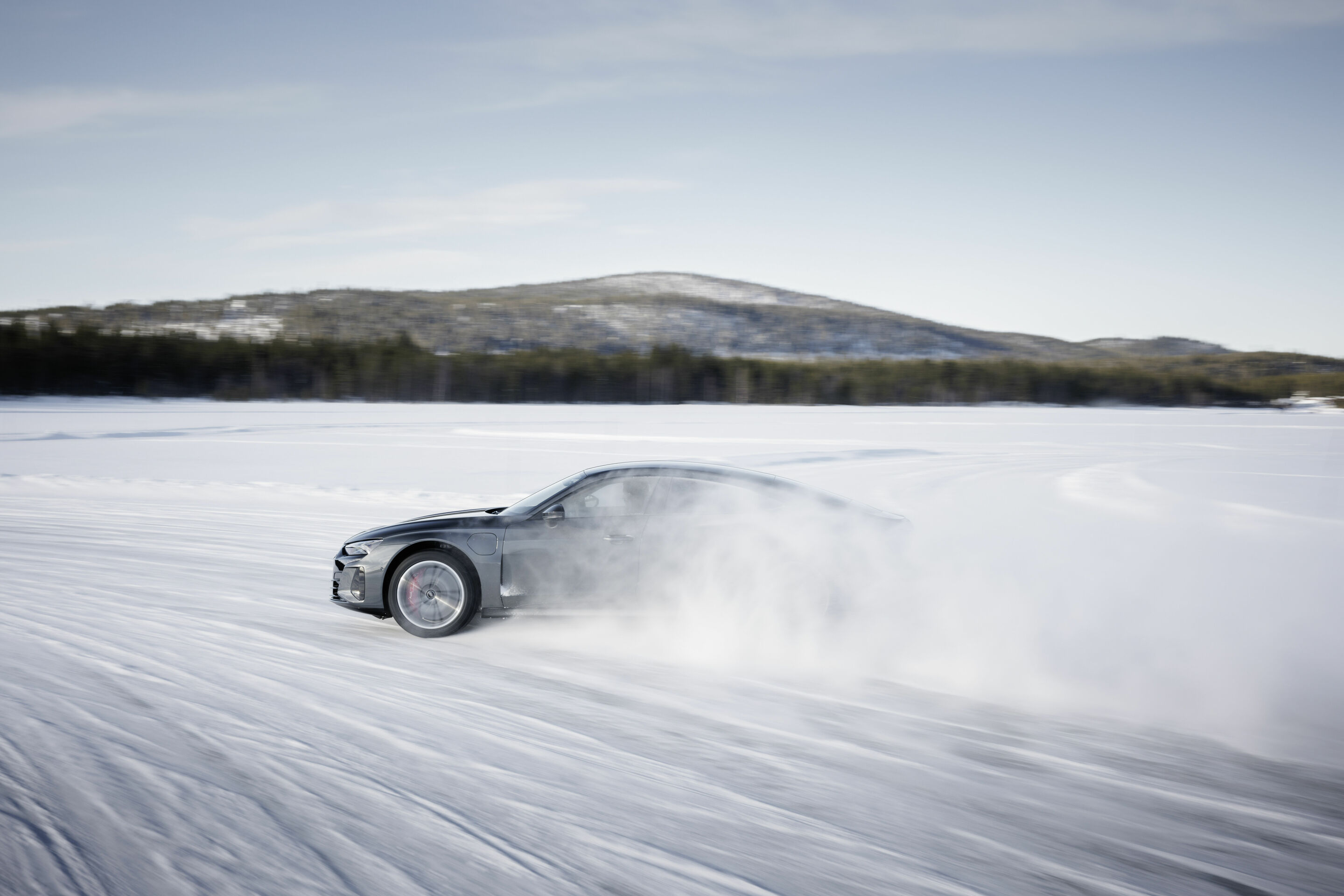 Audi RS e-tron GT - Fahraufnahme; 
Farbe: Daytonagrau