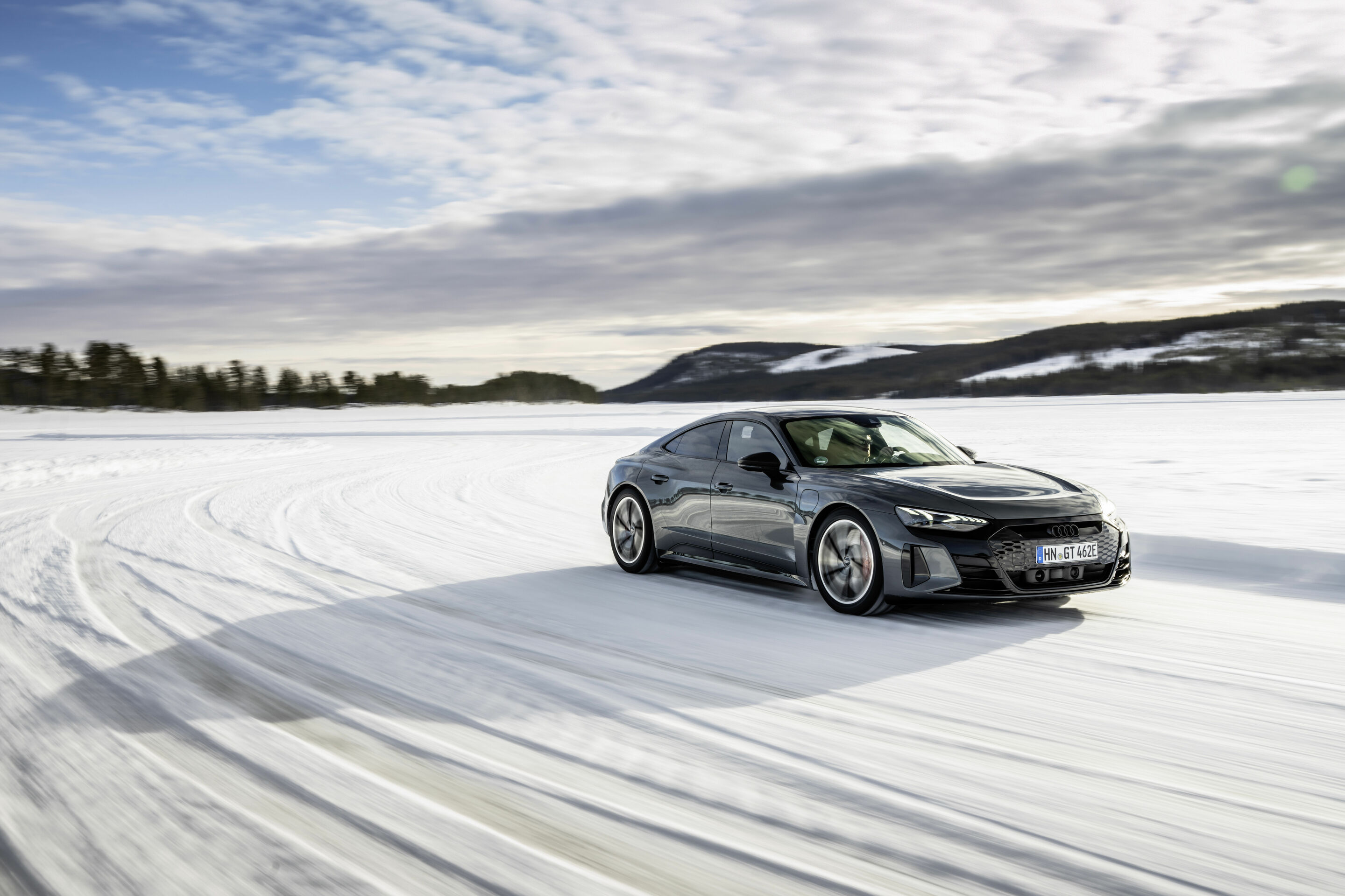 Audi RS e-tron GT - Fahraufnahme; 
Farbe: Daytonagrau