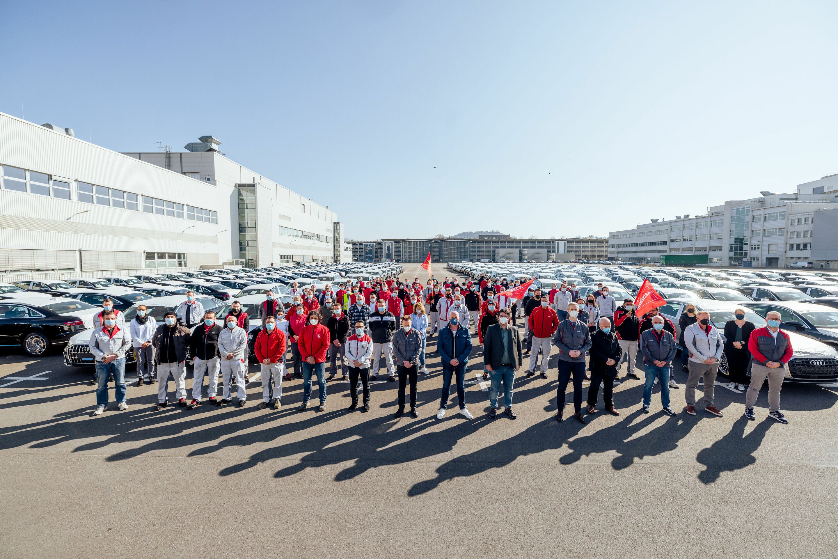 Ein Zeichen für den Frieden: Schweigeminute für Ukraine-Krieg bei Audi Neckarsulm - Alexander Reinhart, stellvertretender Betriebsratsvorsitzender Audi Neckarsulm, Ari Zartmann, Vertrauenskörperleiter IG Metall Audi Neckarsulm und Stephan Bergler, Leiter...