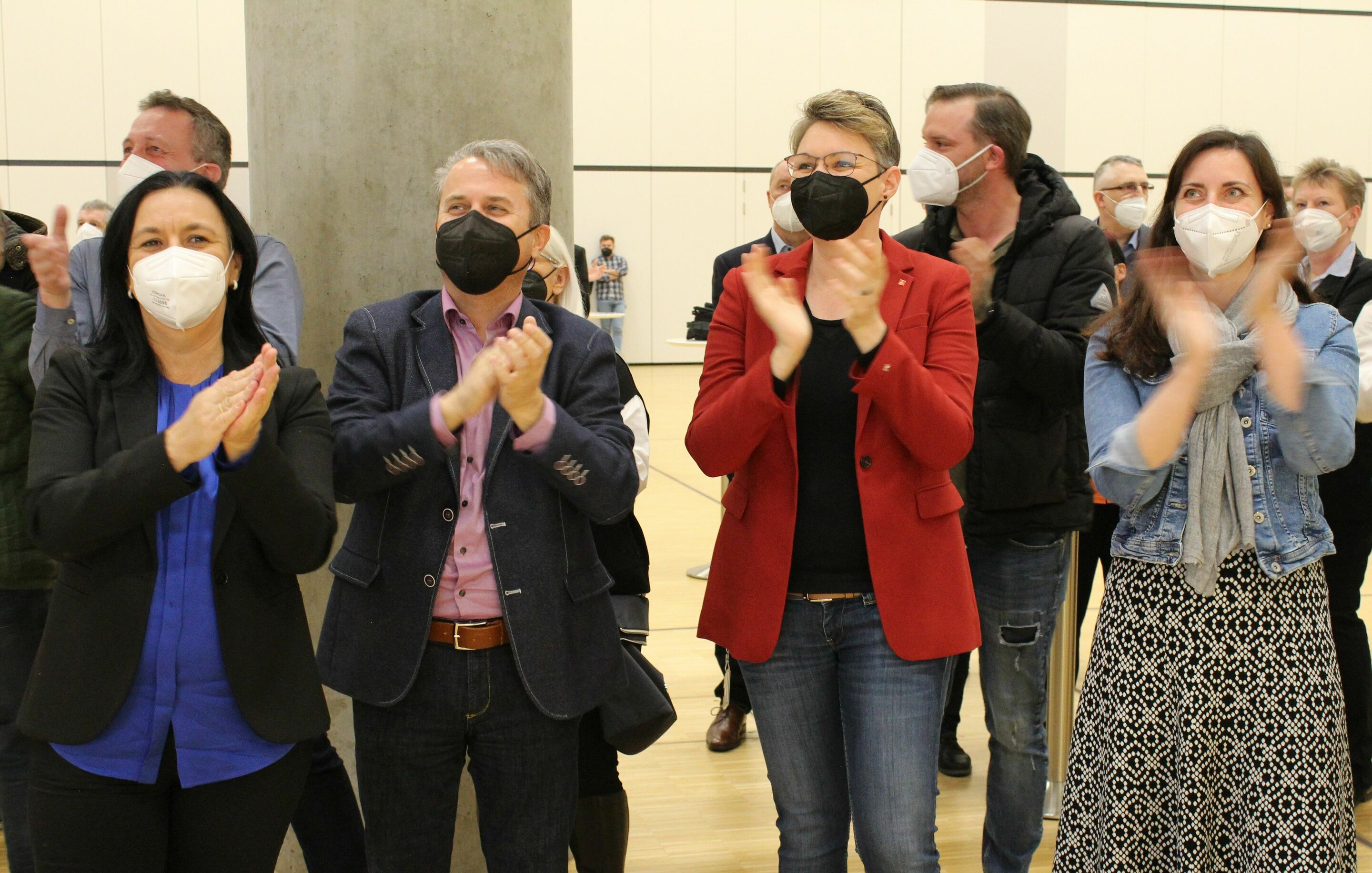 Betriebsratswahl Ingolstadt: IG Metall bleibt stärkste Kraft - Die Freude über das gute Wahlergebnis bei der IG Metall bei Audi ist groß (v.l.n.r.): Rita Beck, Peter Mosch und Karola Frank zusammen Tamara Hübner (Zweite Bevollmächtigte der IG Metall Ingolstadt).
