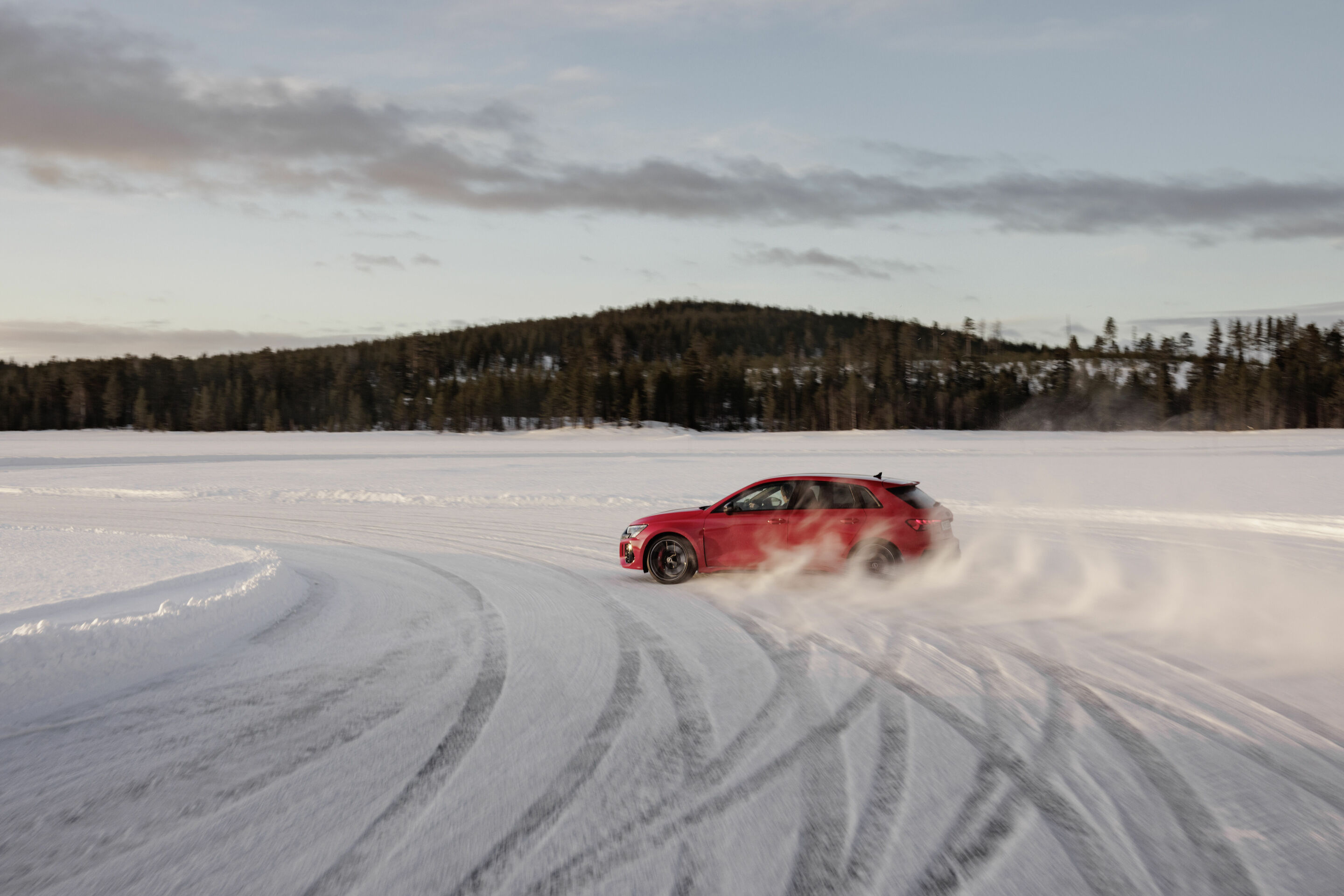 Schneegestöber: Audi RS 3 im Drift - Schneegestöber: Audi RS 3 im Drift
