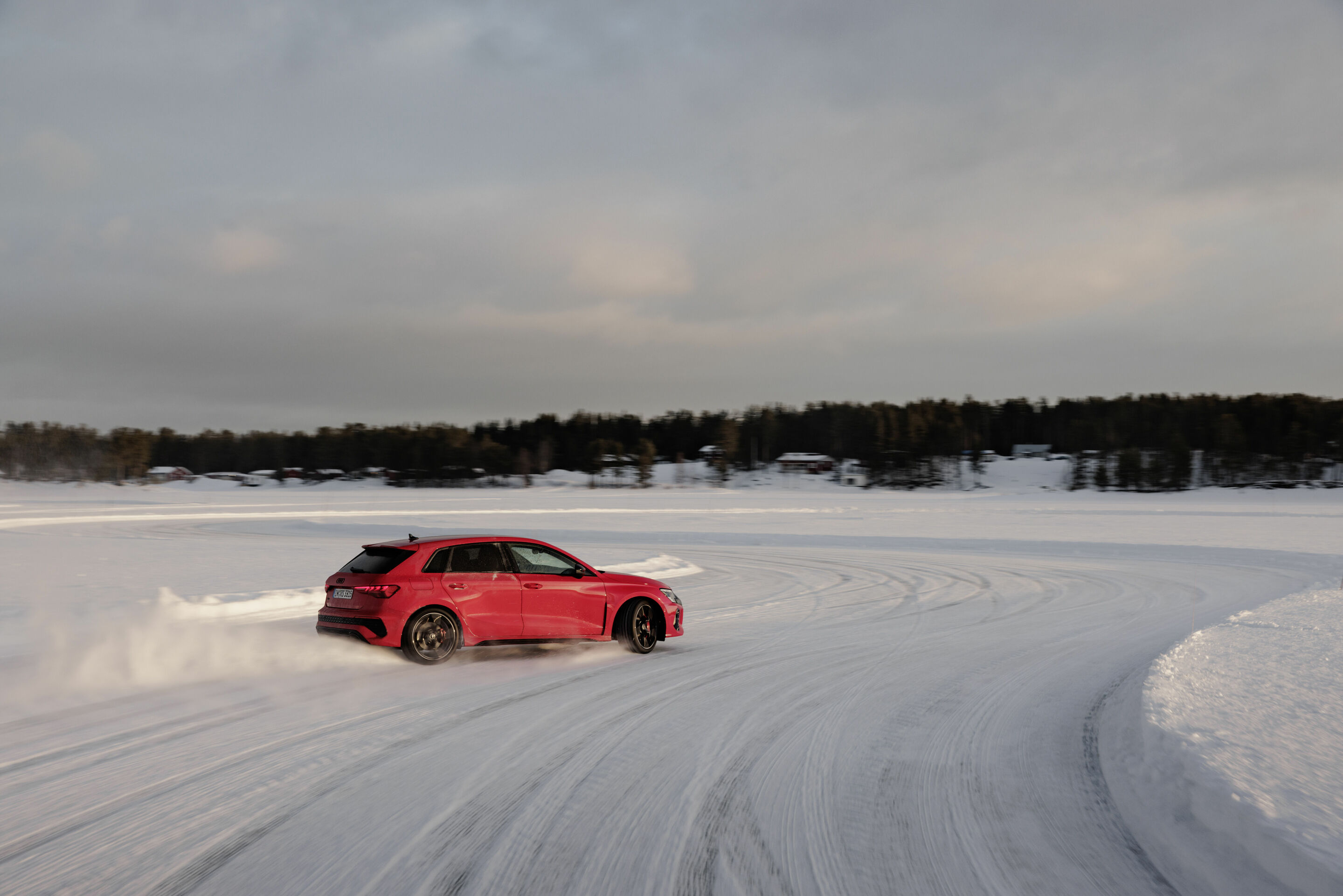 Schneegestöber: Audi RS 3 im Drift - Schneegestöber: Audi RS 3 im Drift