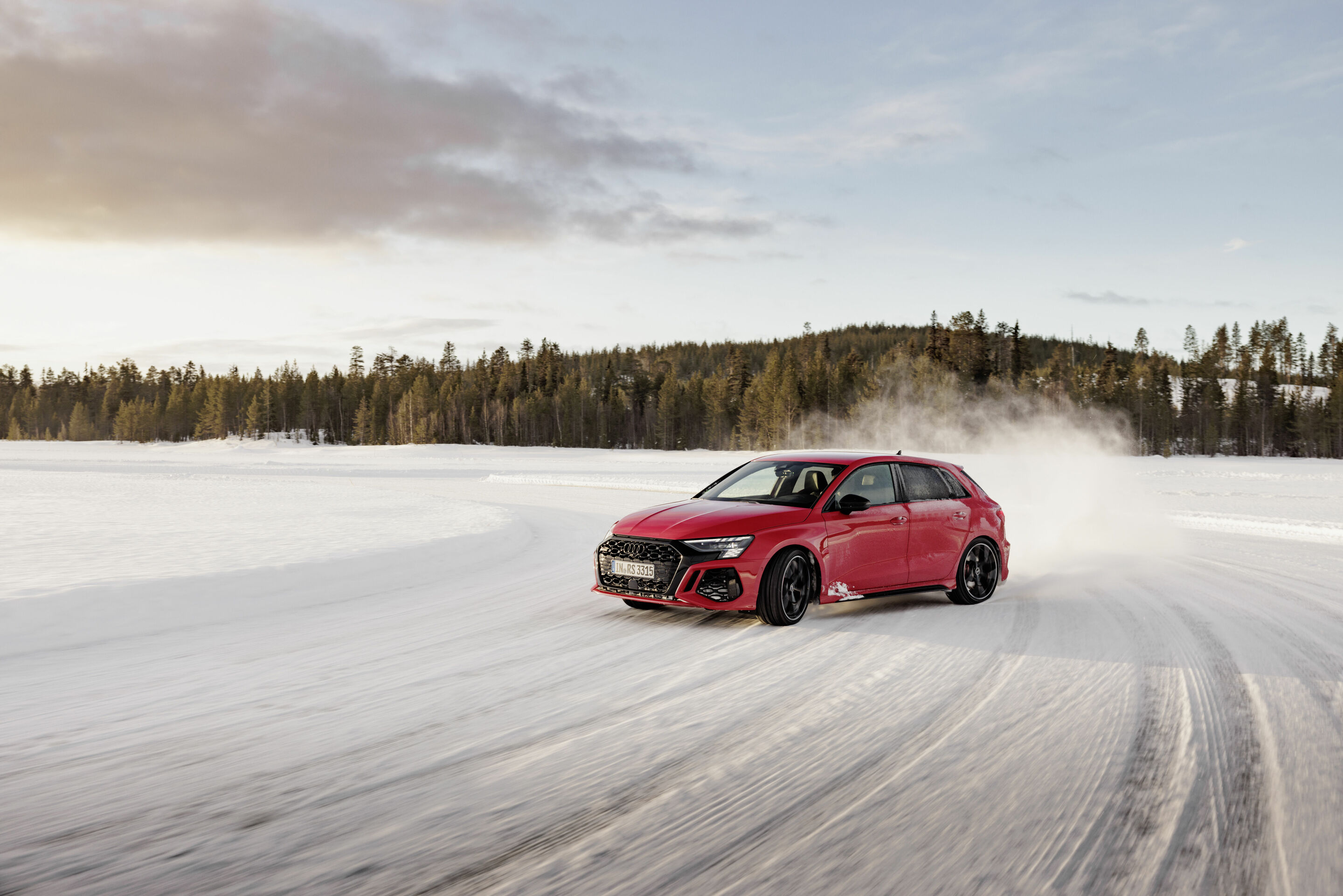 Schneegestöber: Audi RS 3 im Drift - Schneegestöber: Audi RS 3 im Drift
