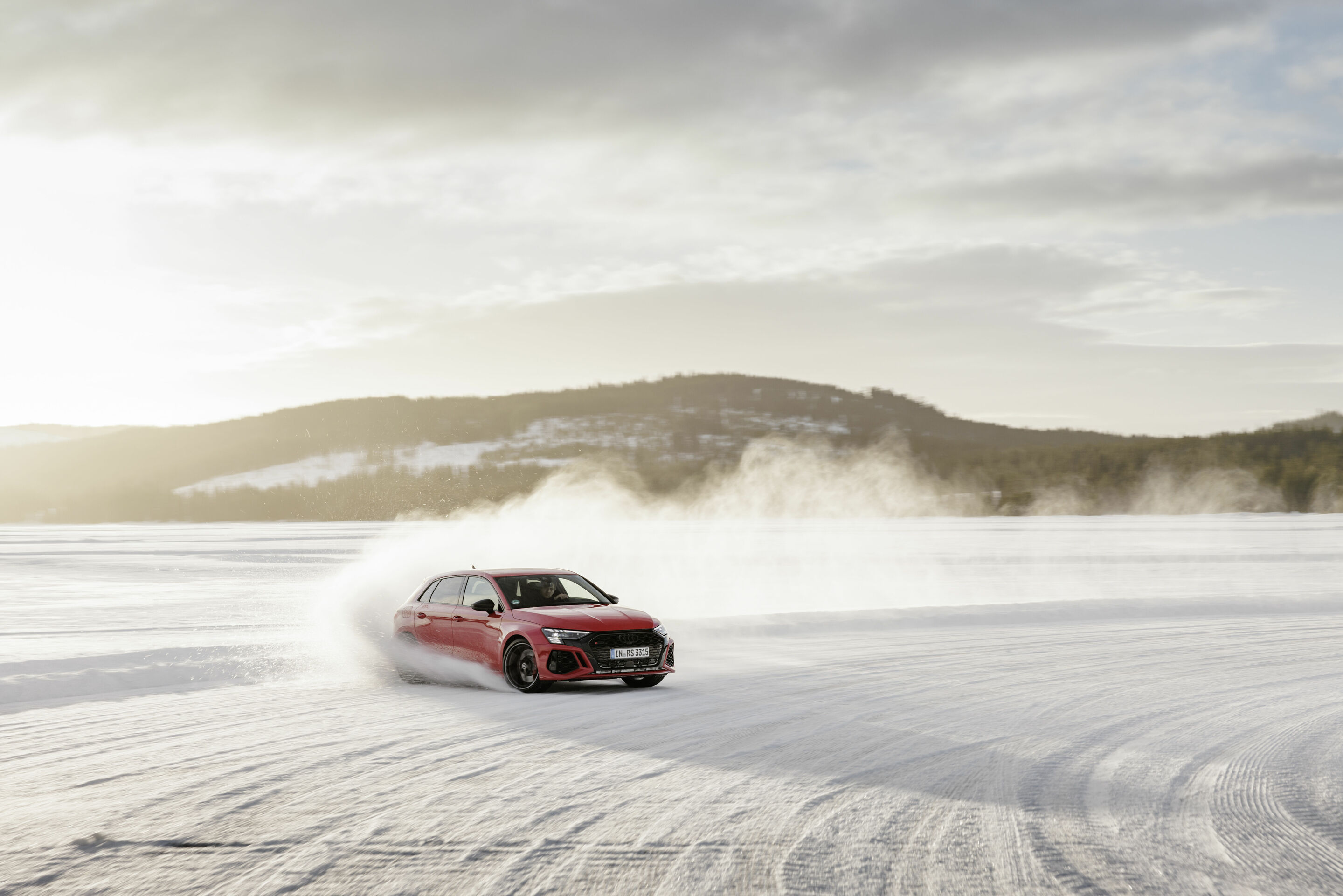 Schneegestöber: Audi RS 3 im Drift - Schneegestöber: Audi RS 3 im Drift