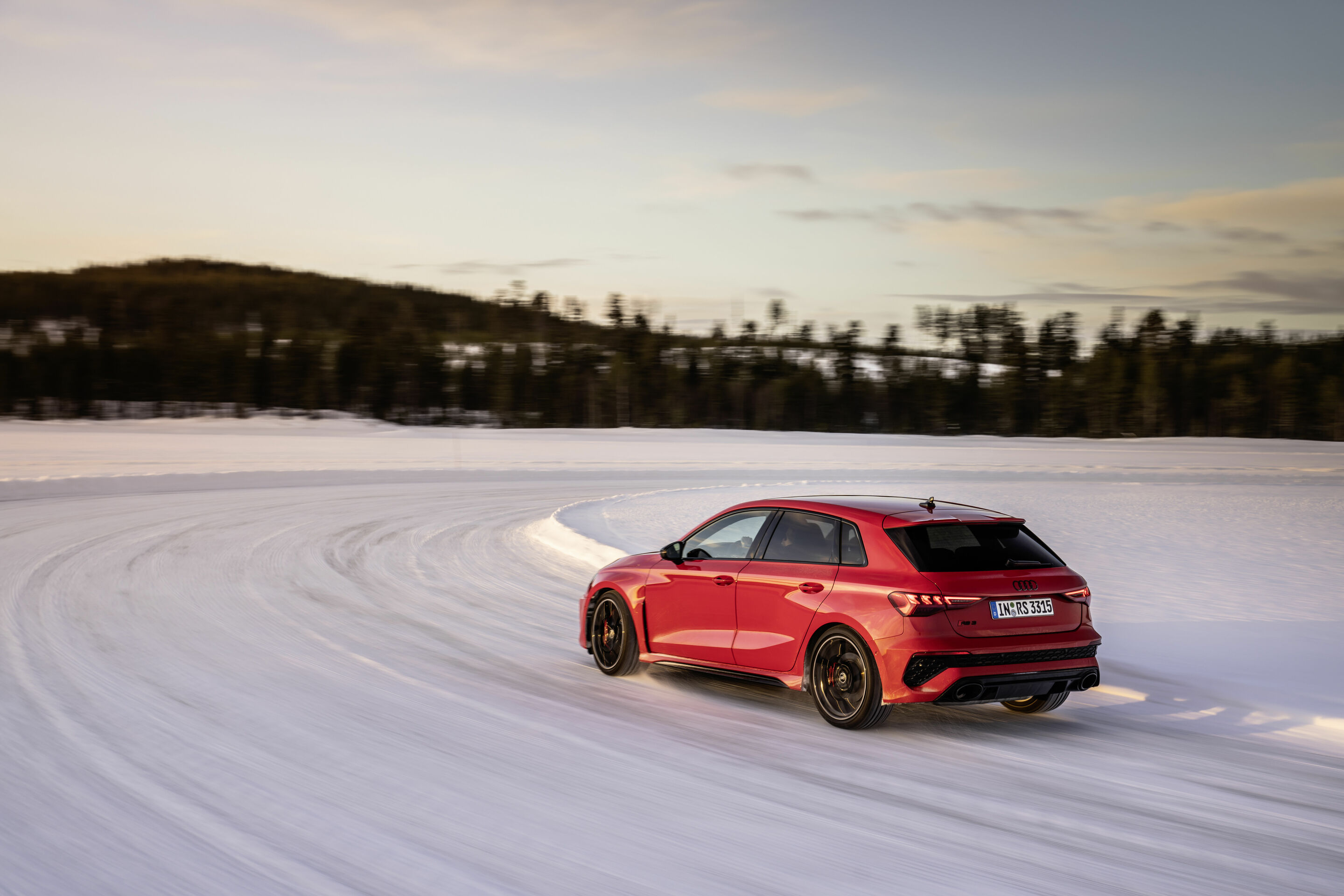 Schneegestöber: Audi RS 3 im Drift - Schneegestöber: Audi RS 3 im Drift