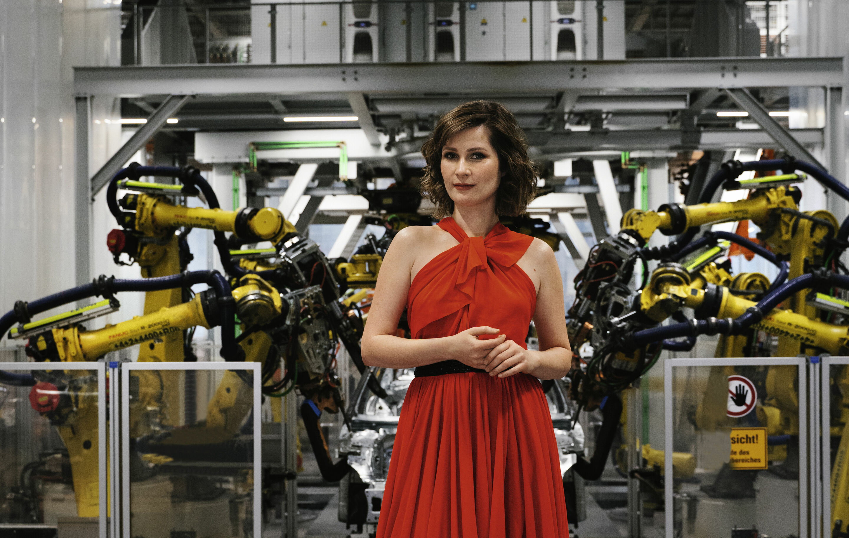 Zukunftsvisionen! Die Audi Sommerkonzerte 2022 30. Juni bis 10. Juli - Die künstlerische Leiterin der Audi Sommerkonzerte, Lisa Batiashvili im Karosseriebau von Audi Ingolstadt