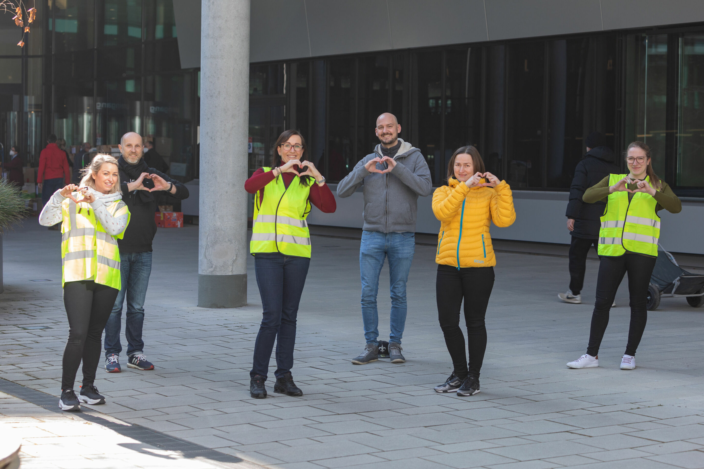 Aid for Ukraine: Audi employees are volunteering - Helping with heart: Christina Monnheimer, Clemens Roer, Jasmin Wehling, David Schommer, Anna Demchenko and Anna Huber from the "Audians help Ukraine" team (from left).