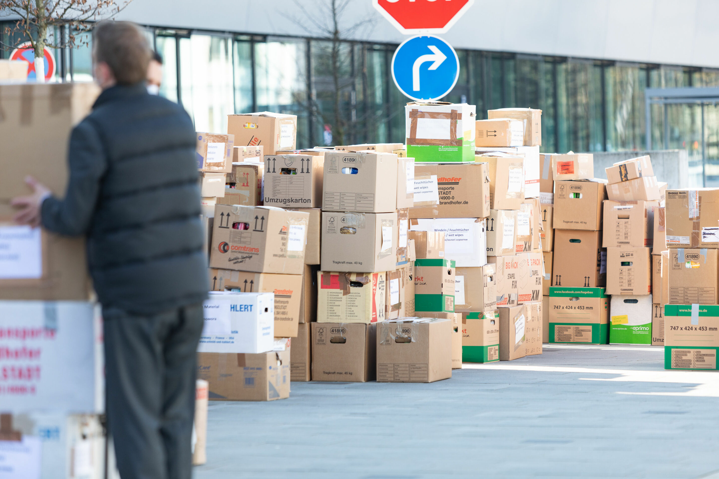 Aid for Ukraine: Audi employees are volunteering - Impressive amount: More than 1,100 boxes with donations in kind were collected in a very short time.