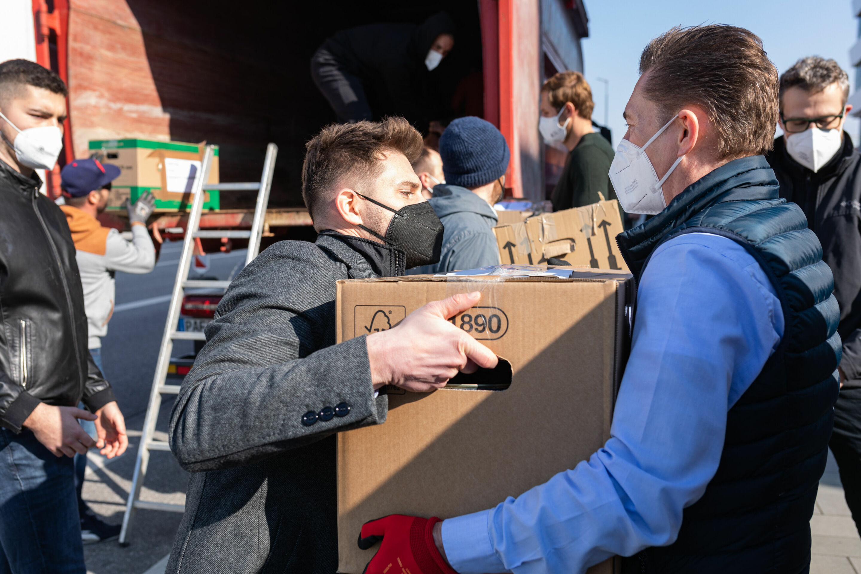 Aid for Ukraine: Audi employees are volunteering - Working together: In an organized campaign, around 40 volunteers load two trucks in Ingolstadt with relief supplies. The destination: the Polish-Ukrainian border.