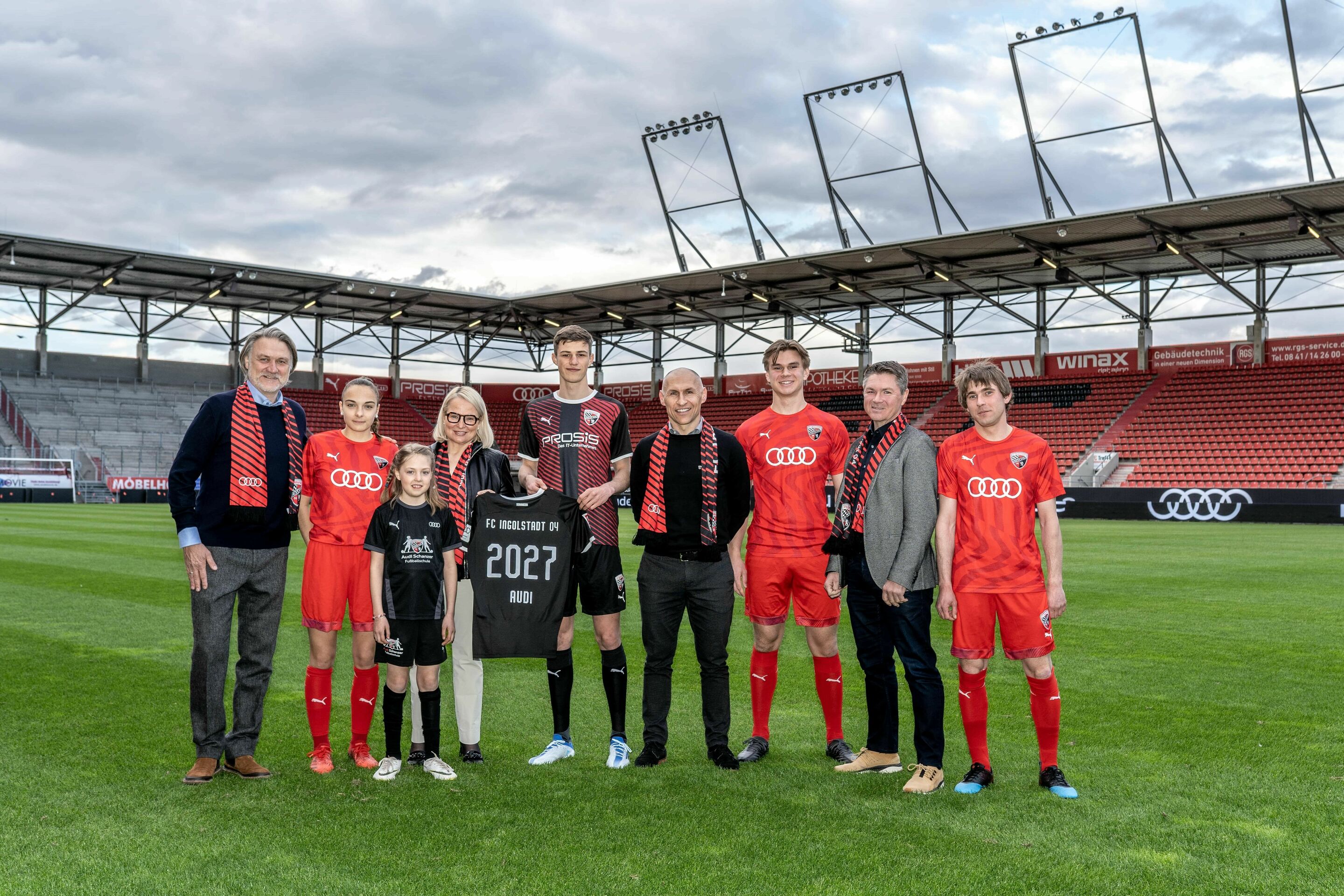 Vertragsverlängerung FC Ingolstadt 04 - Dietmar Beiersdorfer (Geschäftsführer Sport und Kommunikation FCI); Katharina Krist (Damenmannschaft); Johanna Vey (Audi Schanzer Fußballschule); Sabine Maaßen (Mitglied des Vorstandes der AUDI AG Personal und Organisation);...