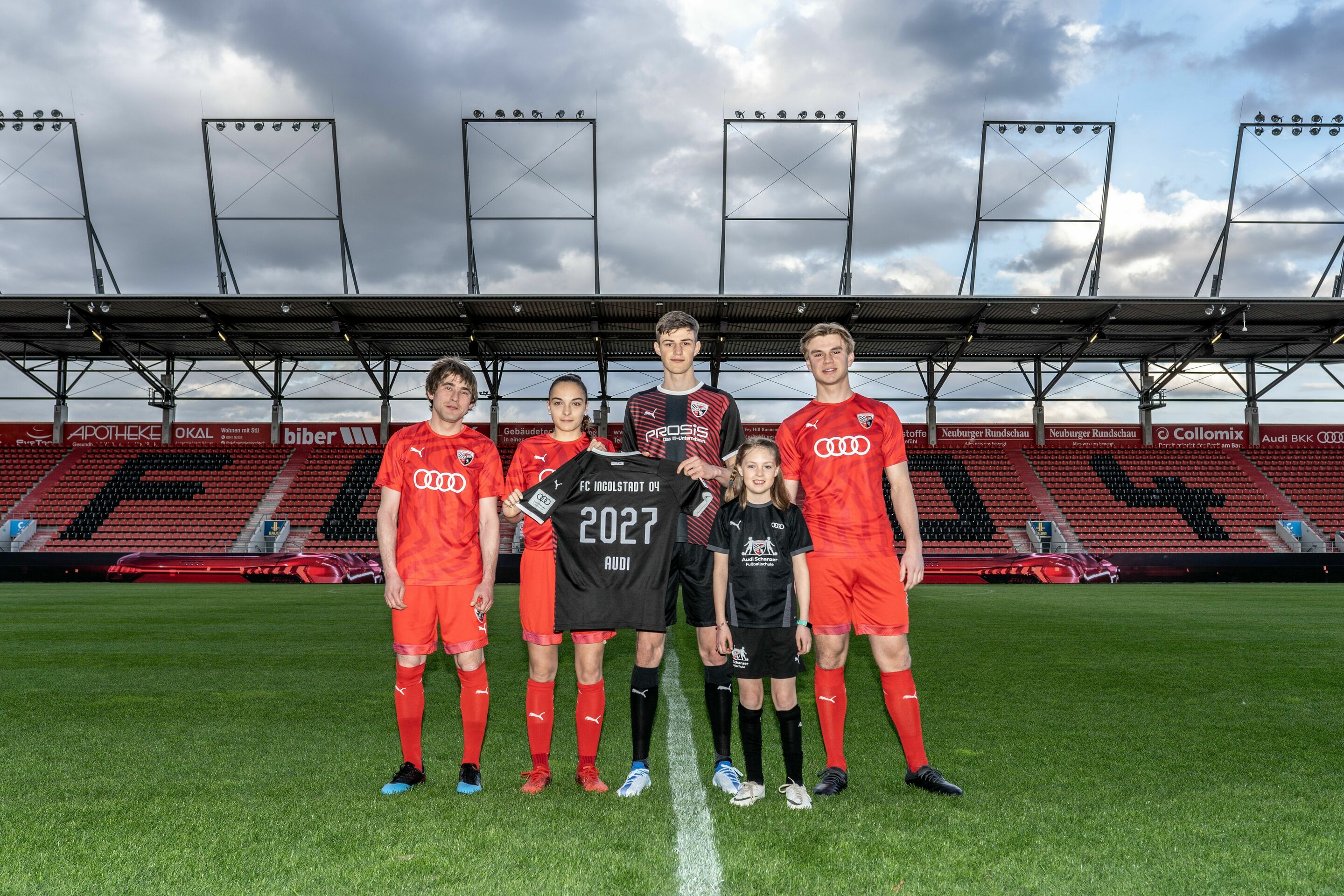 Vertragsverlängerung FC Ingolstadt 04 - Daniel Feck (Elf Freunde); Katharina Krist (Damenmannschaft); Merlin Röhl (Profimannschaft FCI); Johanna Vey (Audi Schanzer Fußballschule); Paul Kalischko (U 19 NLZ) (von links nach rechts)
