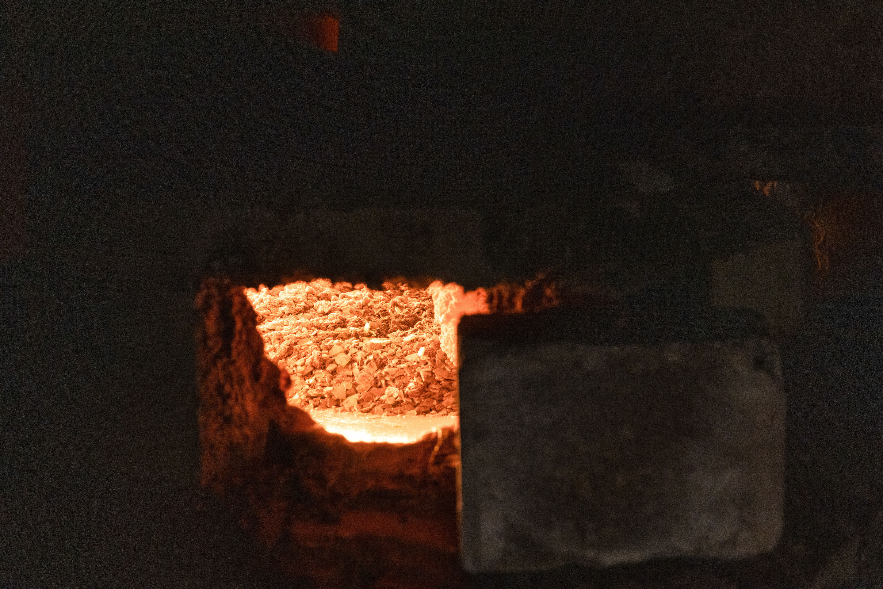 Pilot project glass recycling - The glass granulate is melted down.