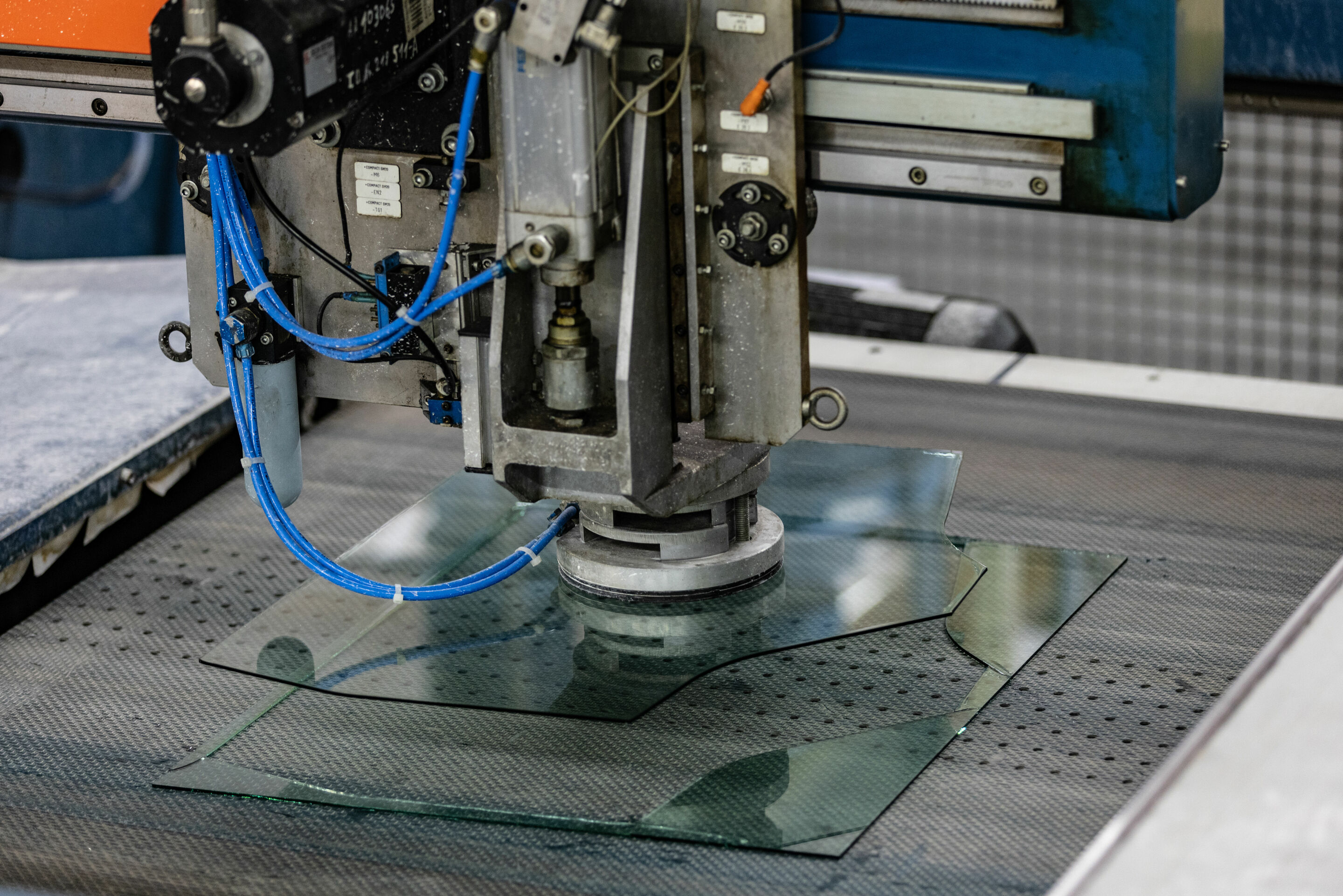 Pilot project glass recycling - The plate glass is processed into new automotive glass.