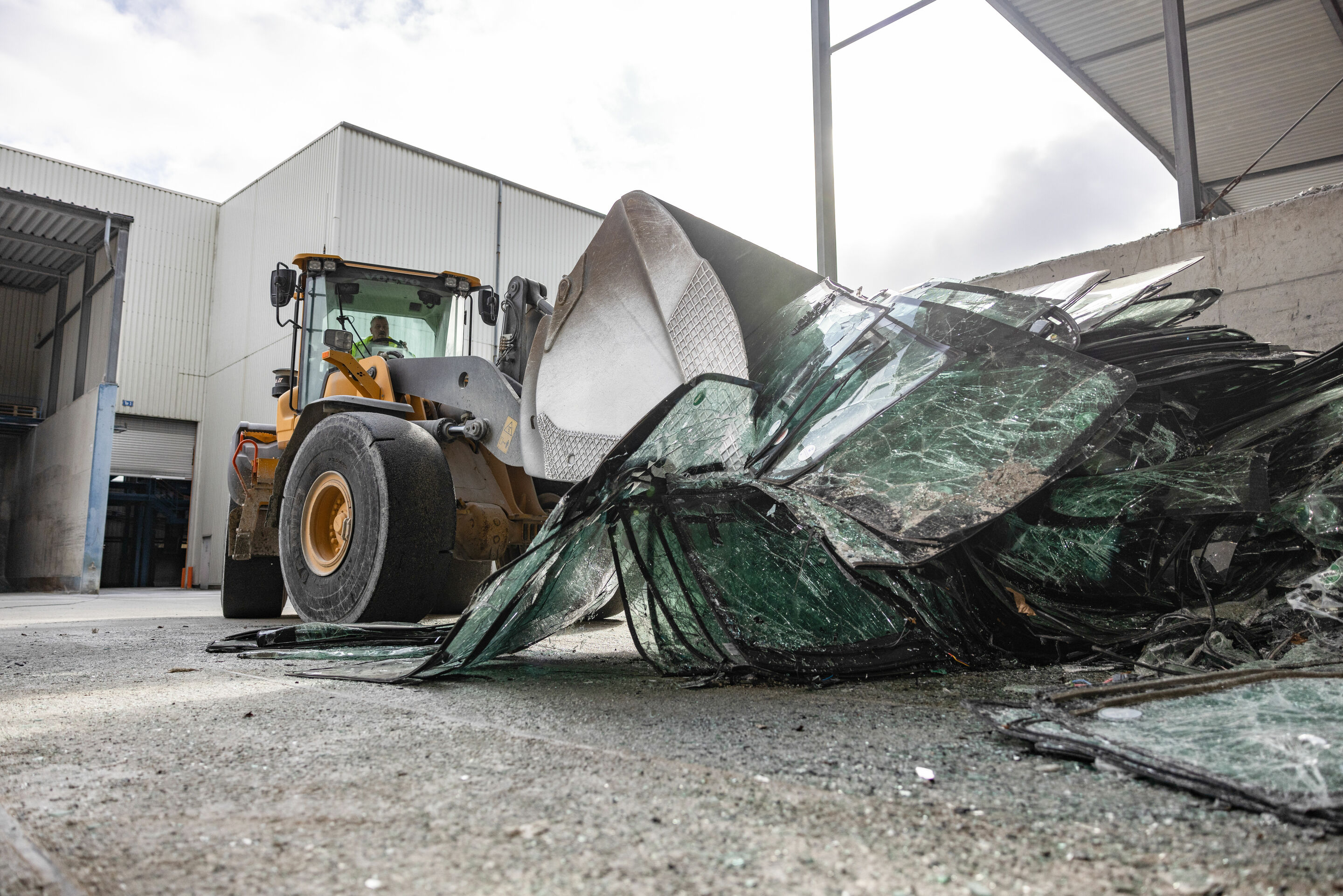 Pilot project glass recycling - Damaged windowpanes are handed over to Reiling Glas Recycling.