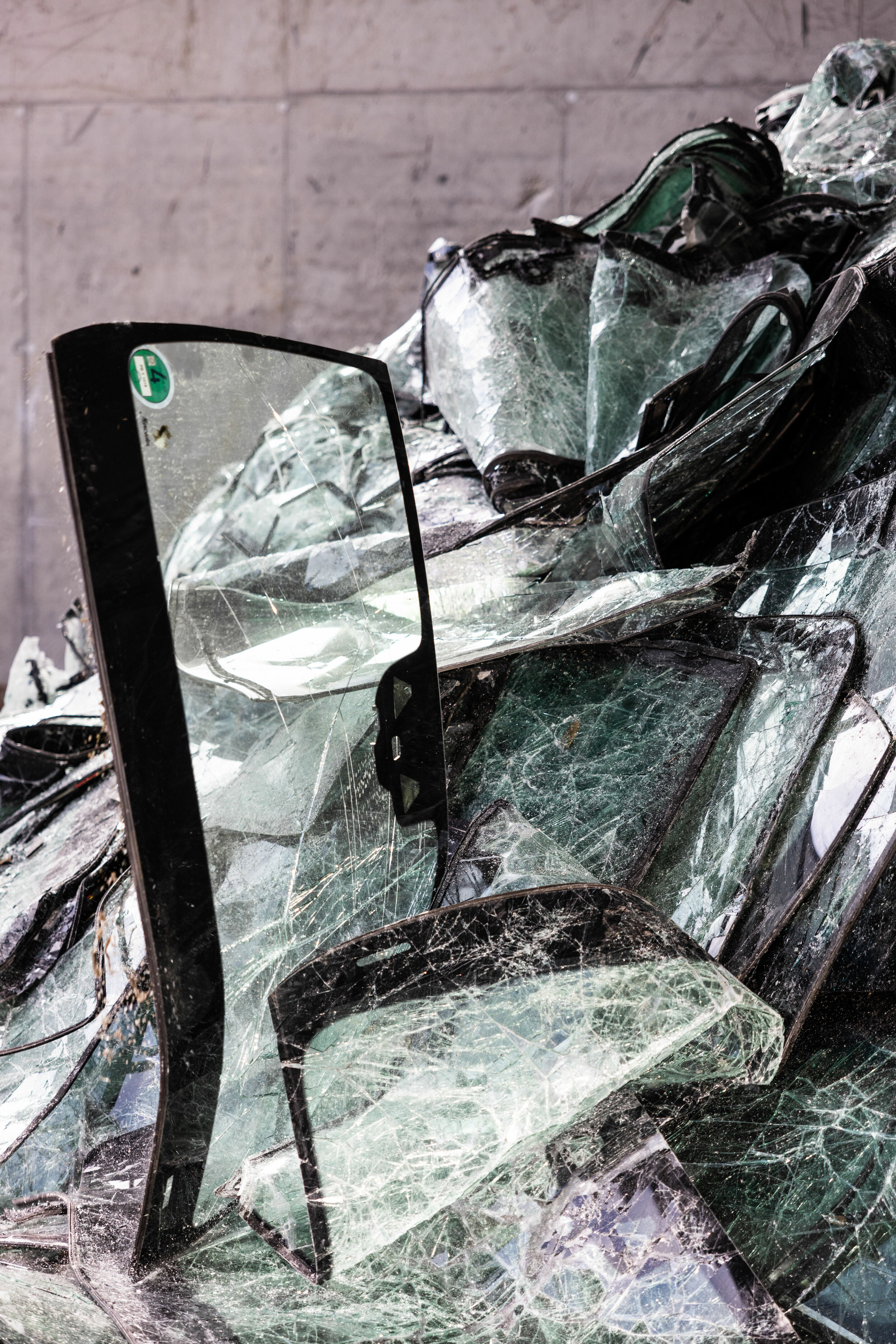 Pilot project glass recycling - Damaged windowpanes are handed over to Reiling Glas Recycling.