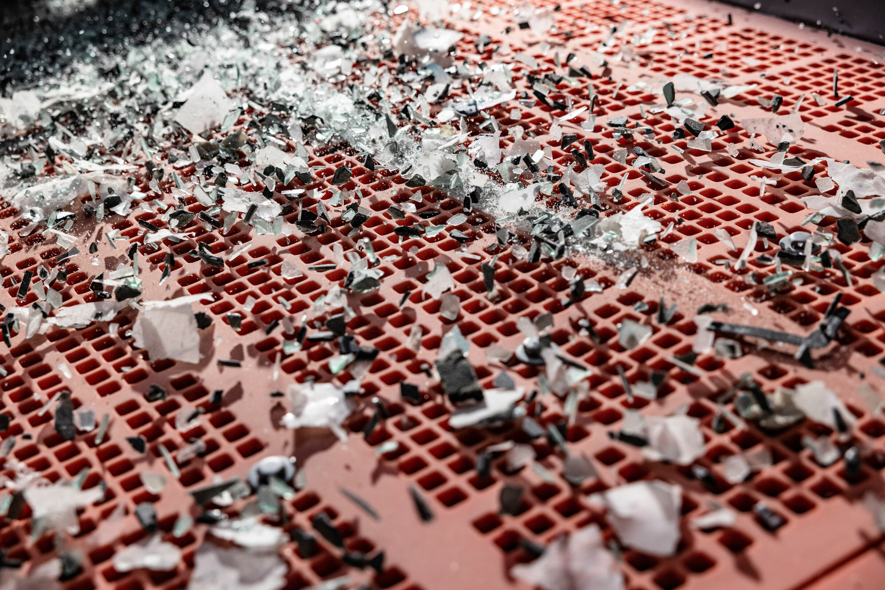 Pilot project glass recycling - Car glass is initially shredded and processed.