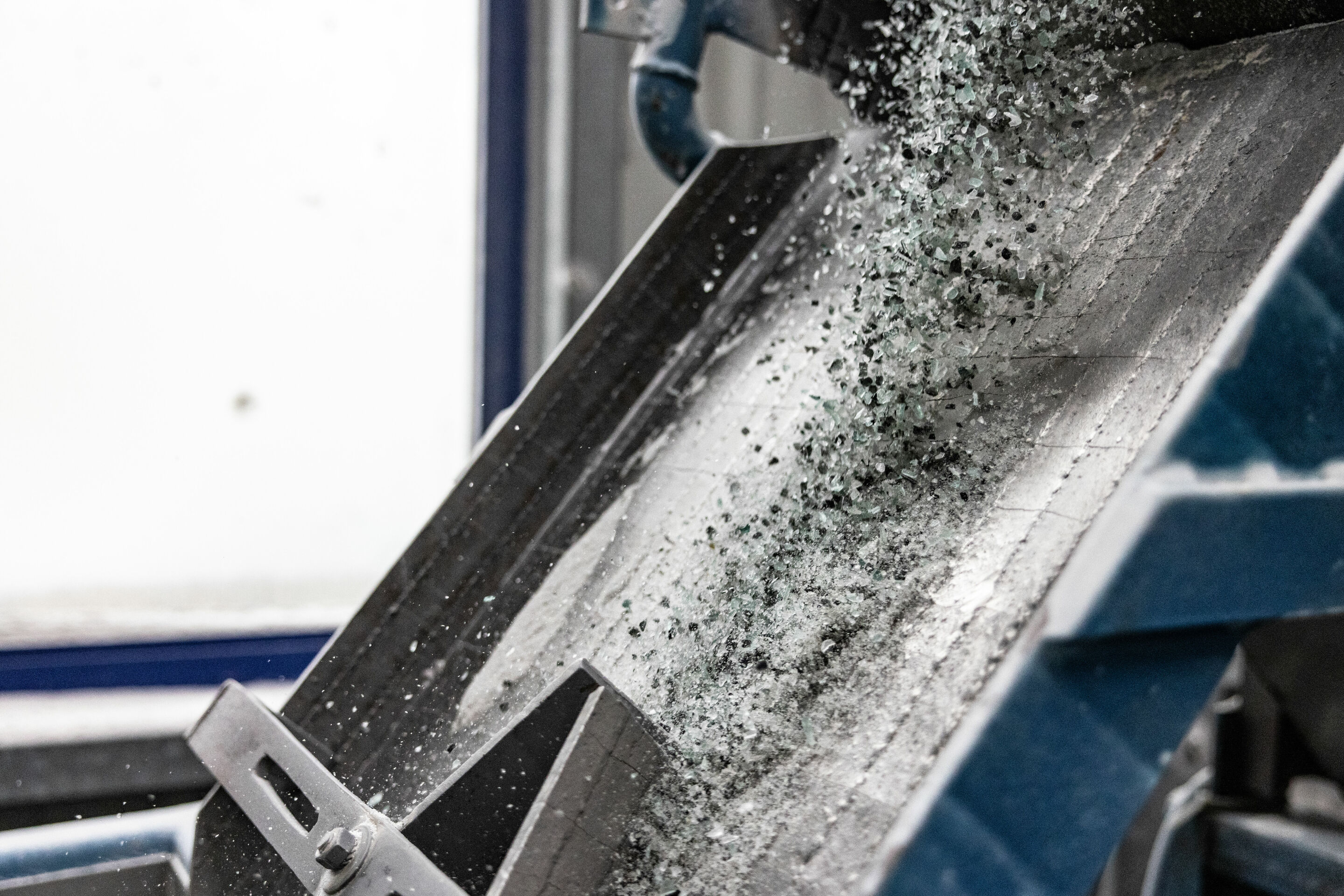 Pilot project glass recycling - Car glass is initially shredded and processed.