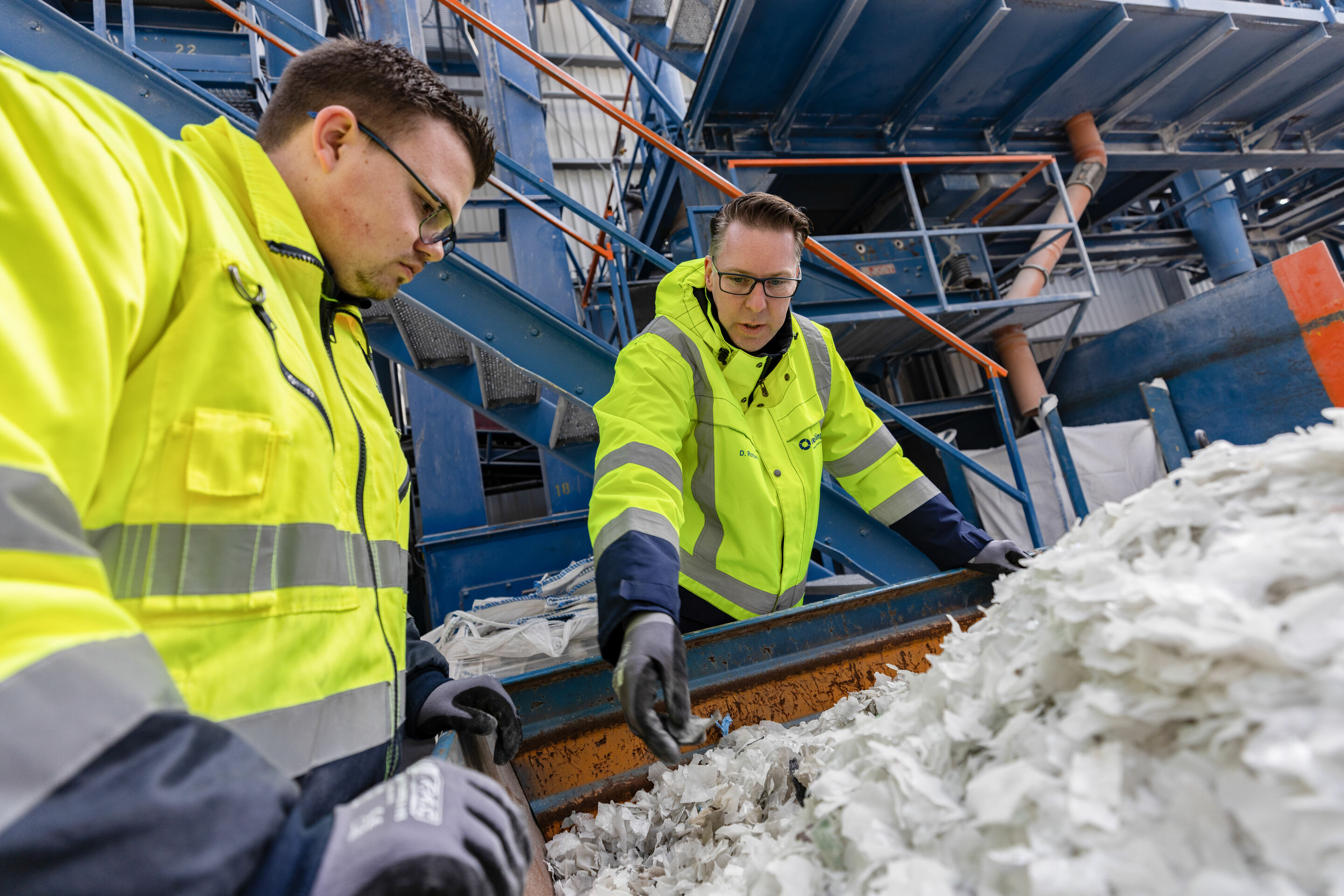 Pilotprojekt Glasrecycling - Fremdmaterialien wie beispielsweise PVB-Layer werden zur weiteren Verwertung gesammelt. Im Bild: Dean Steinberg (stellvertretender Betriebsleiter, links) und Daniel Rottwinkel (Betriebsleiter, rechts).