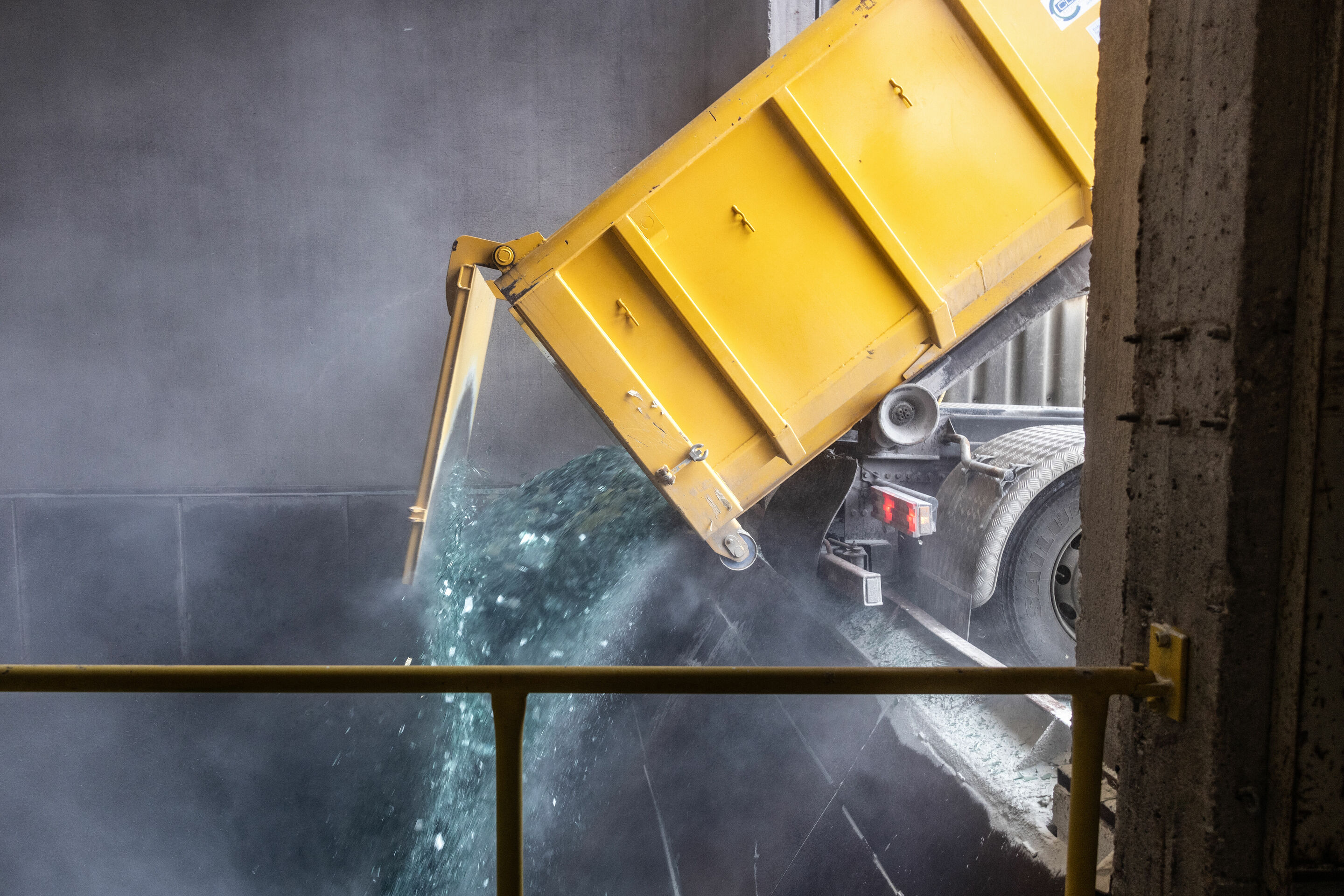 Pilotprojekt Glasrecycling - Anlieferung des Glasrezyklats bei Saint Gobain Glass.