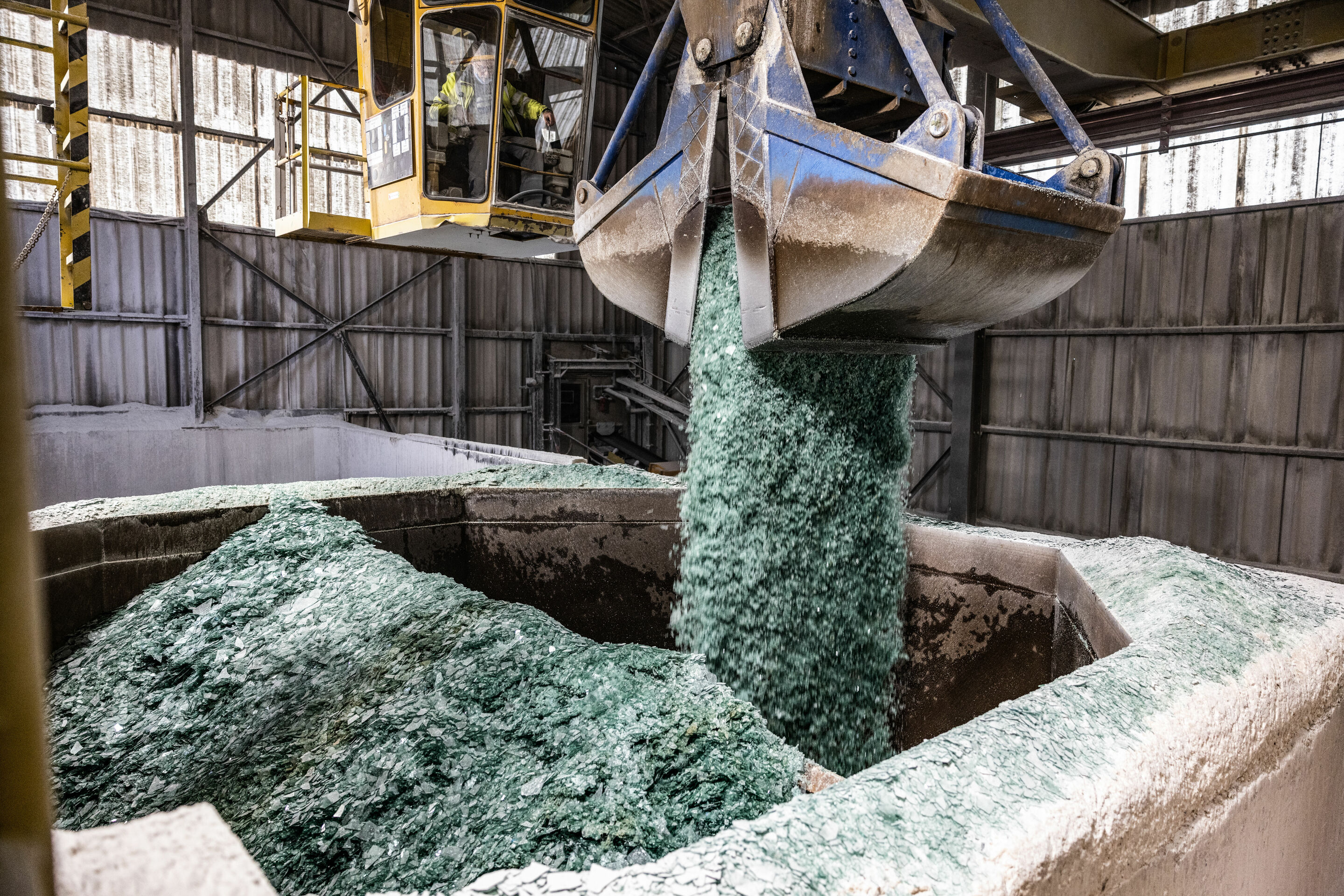 Pilot project glass recycling - Delivery of the glass recyclate at Saint Gobain Glass.