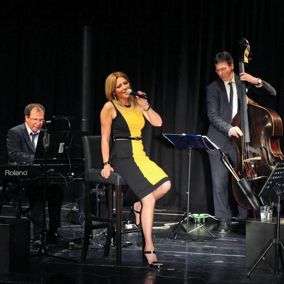 Events am Audi Forum Ingolstadt - After Work Jazz Lounge mit der Sängerin Jasmin Bayer, dem Pianisten Davide Roberts und dem Bassisten Markus Wagner