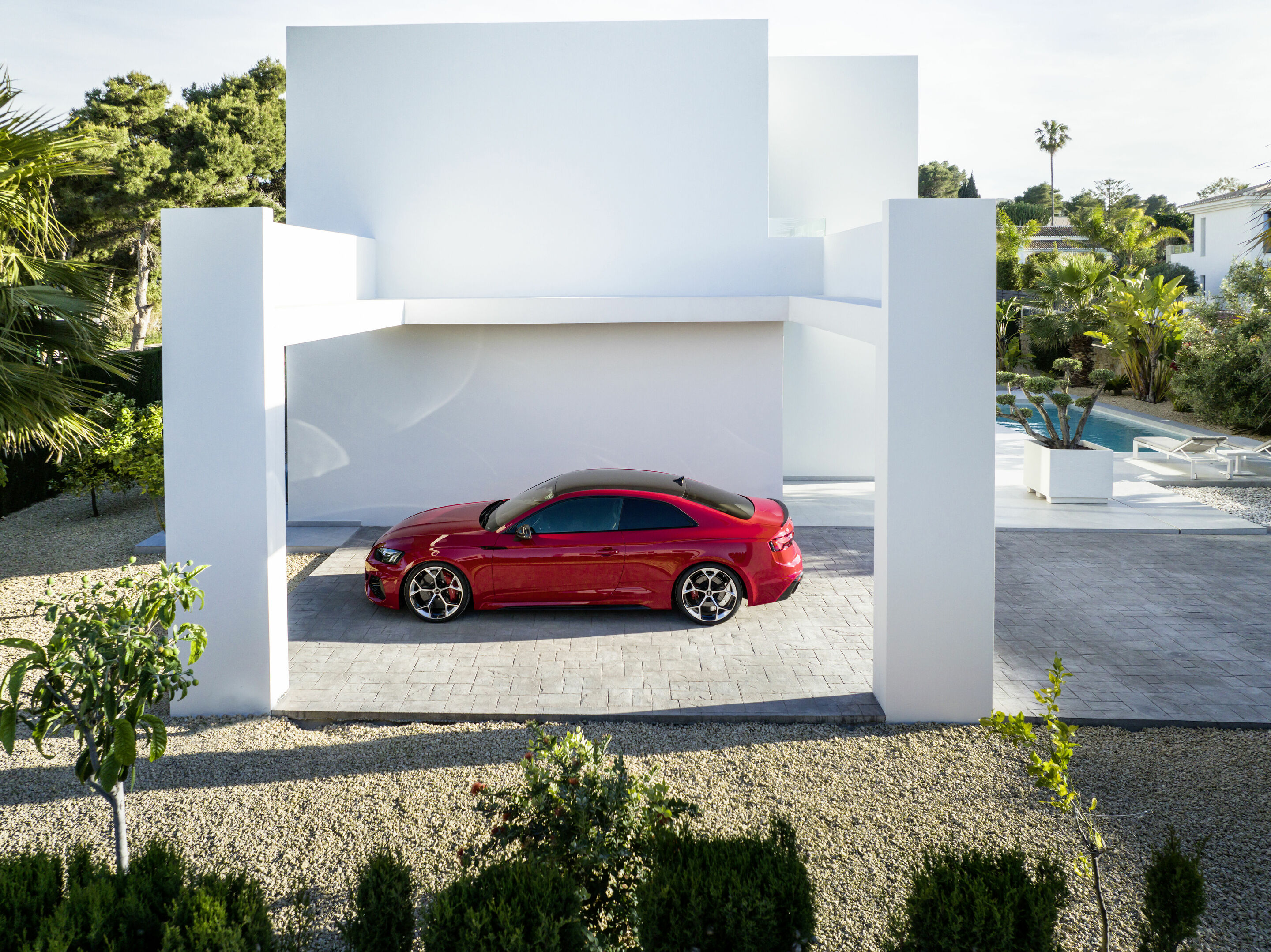 Audi RS 5 Coupé mit competition plus-Paket - Standaufnahme: Farbe: Tangorot