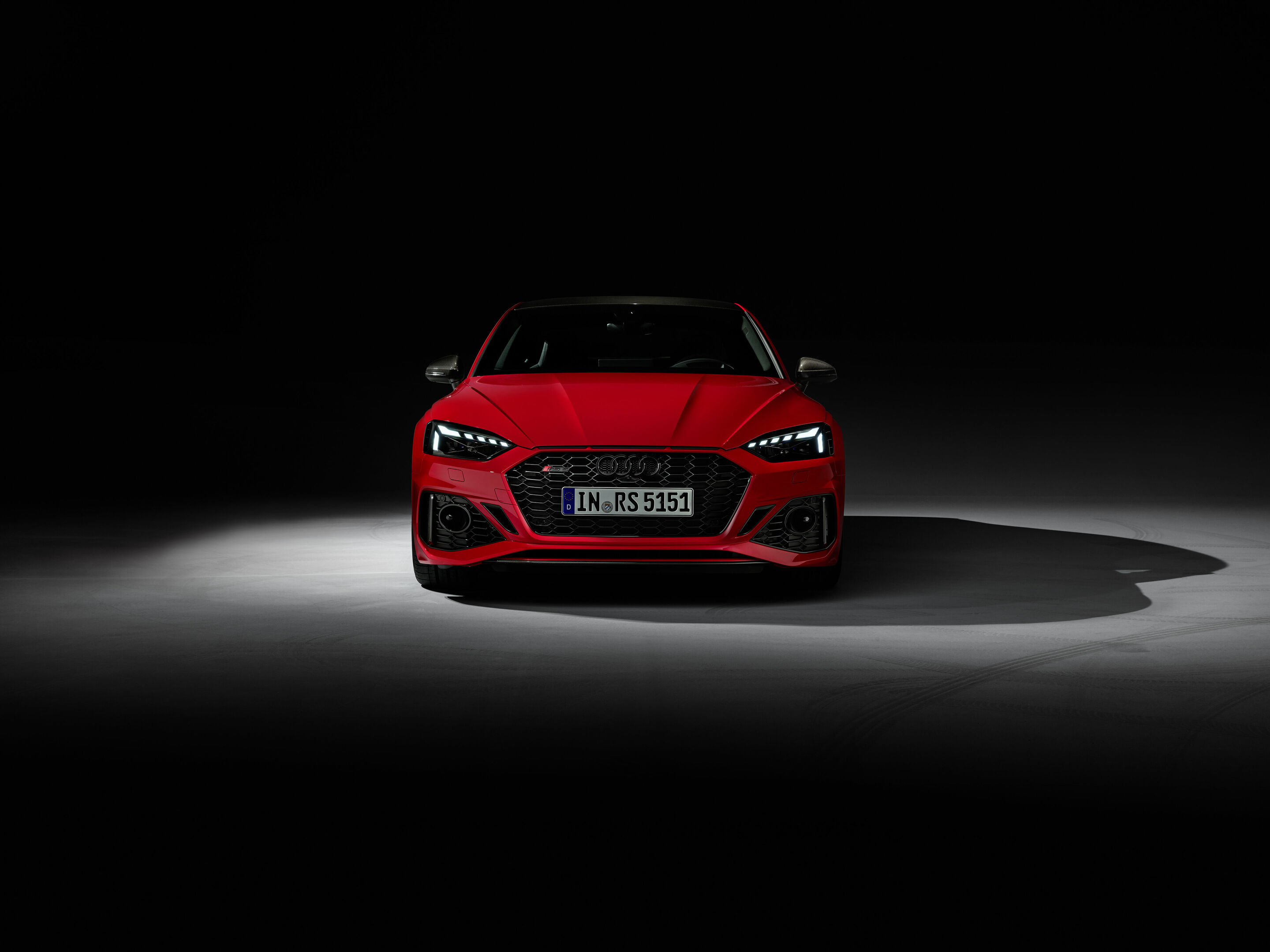 Audi RS 5 Coupé mit competition plus-Paket - Standaufnahme: Farbe: Tangorot