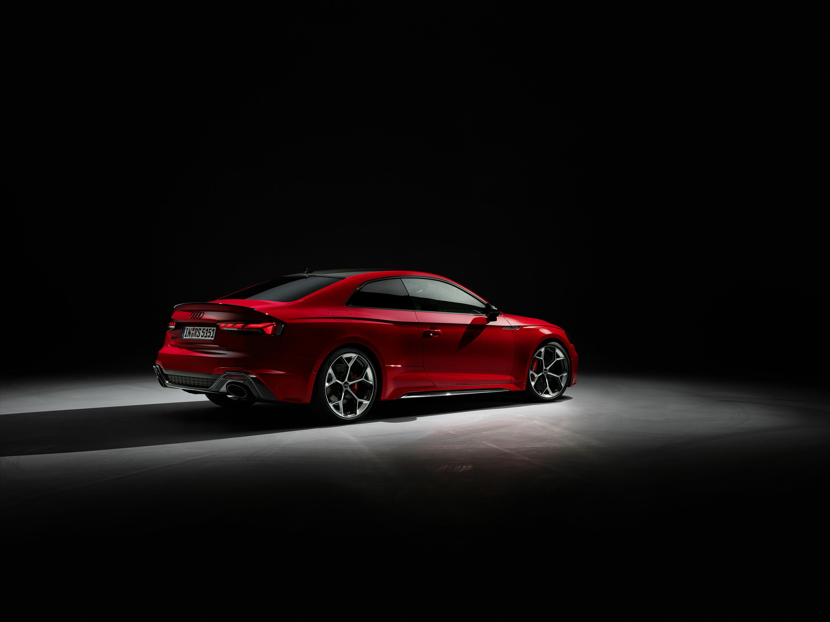Audi RS 5 Coupé mit competition plus-Paket - Standaufnahme: Farbe: Tangorot