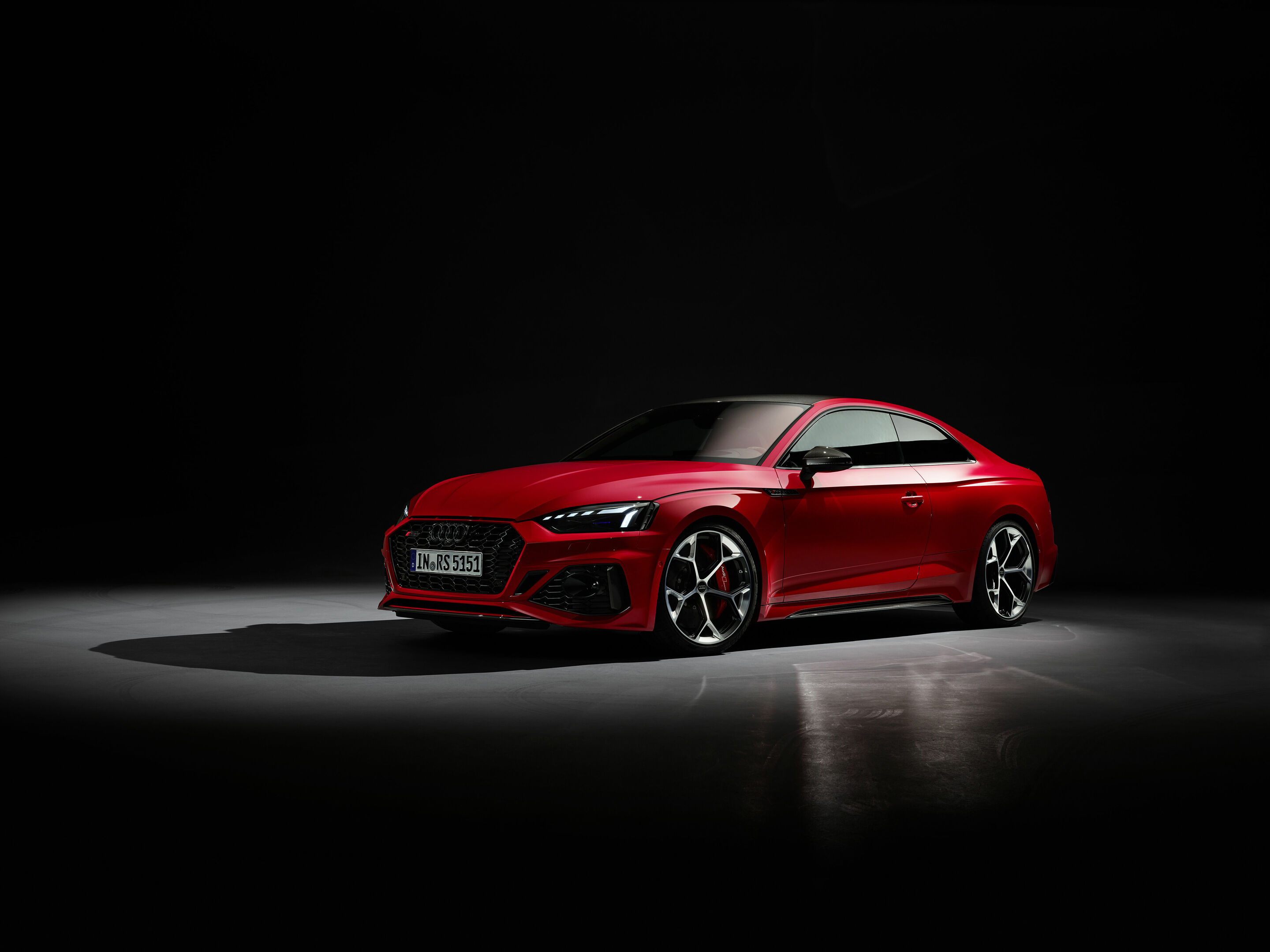 Audi RS 5 Coupé mit competition plus-Paket - Standaufnahme: Farbe: Tangorot