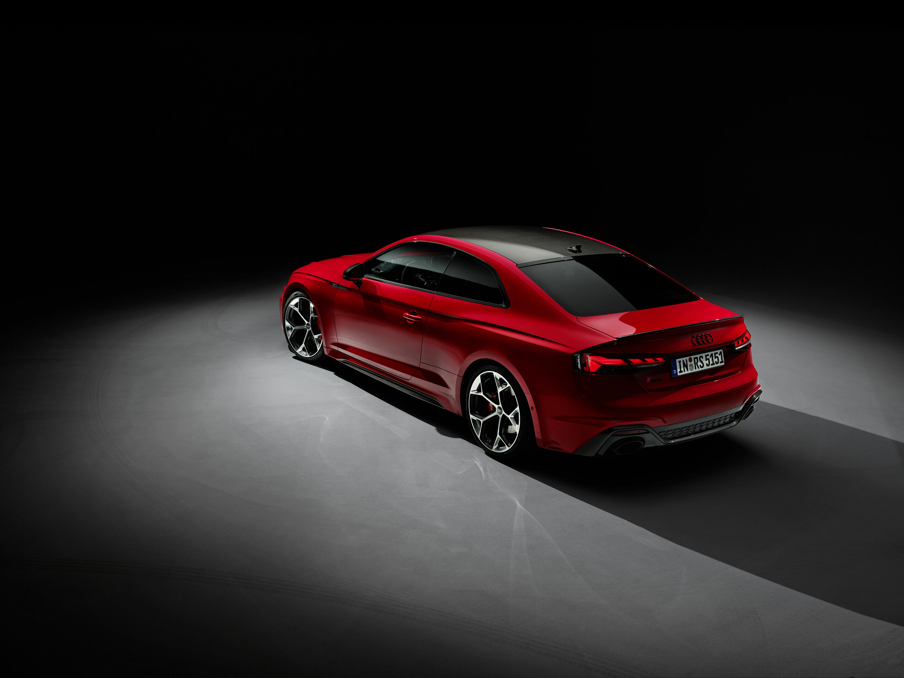 Audi RS 5 Coupé mit competition plus-Paket - Standaufnahme: Farbe: Tangorot