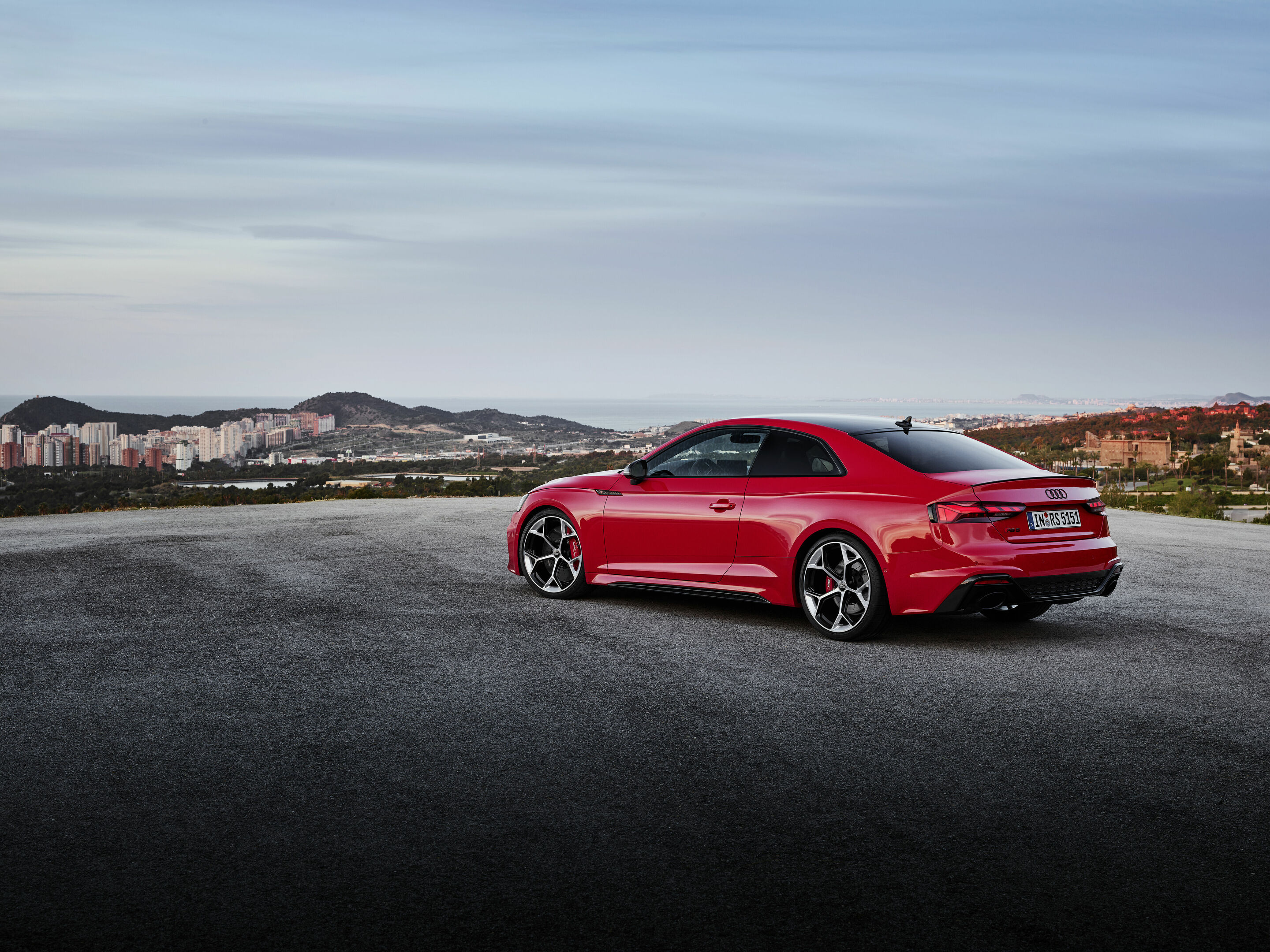 Audi RS 5 Coupé mit competition plus-Paket - Standaufnahme: Farbe: Tangorot