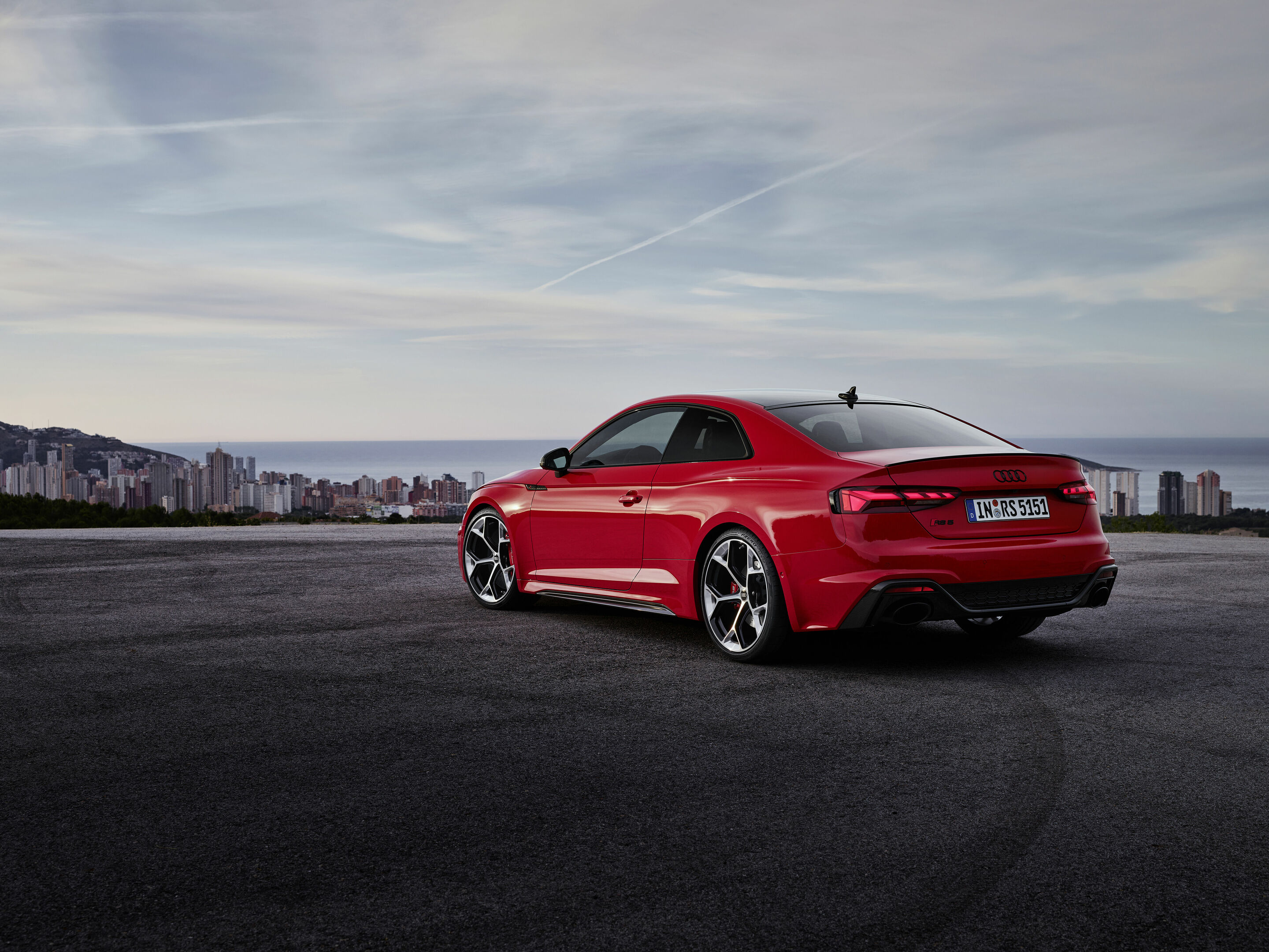 Audi RS 5 Coupé mit competition plus-Paket - Standaufnahme: Farbe: Tangorot