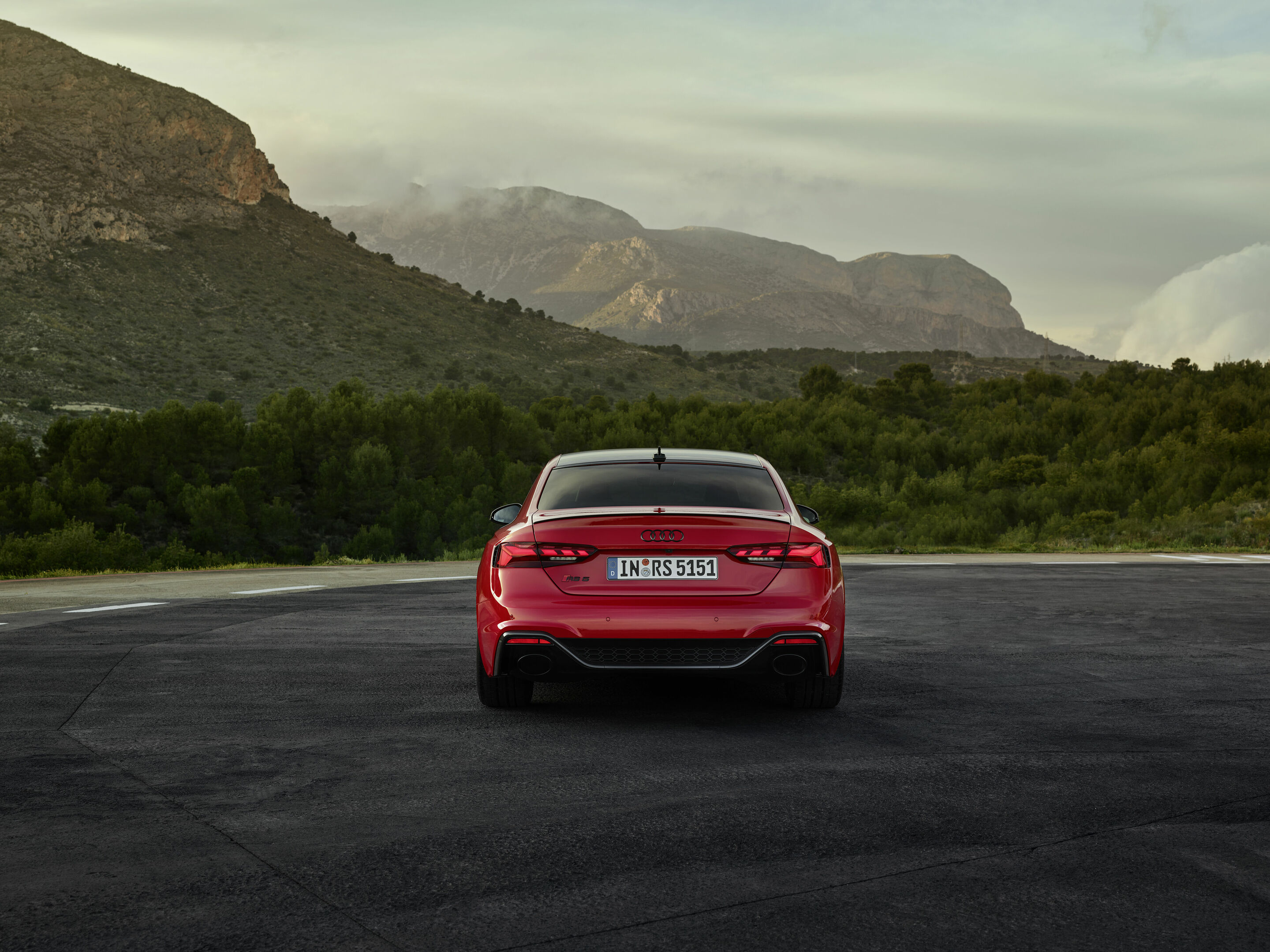 Audi RS 5 Coupé mit competition plus-Paket - Standaufnahme: Farbe: Tangorot