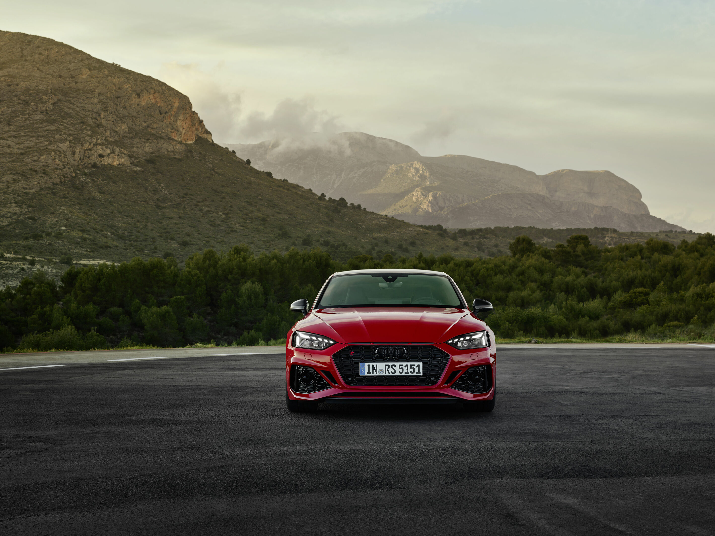 Audi RS 5 Coupé mit competition plus-Paket - Standaufnahme: Farbe: Tangorot