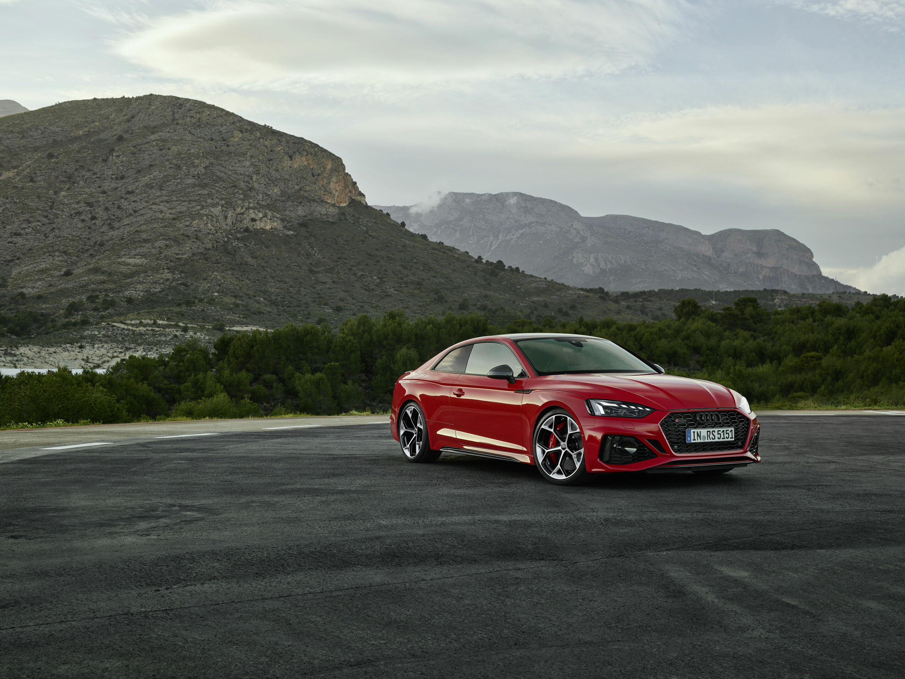 Audi RS 5 Coupé mit competition plus-Paket - Standaufnahme: Farbe: Tangorot