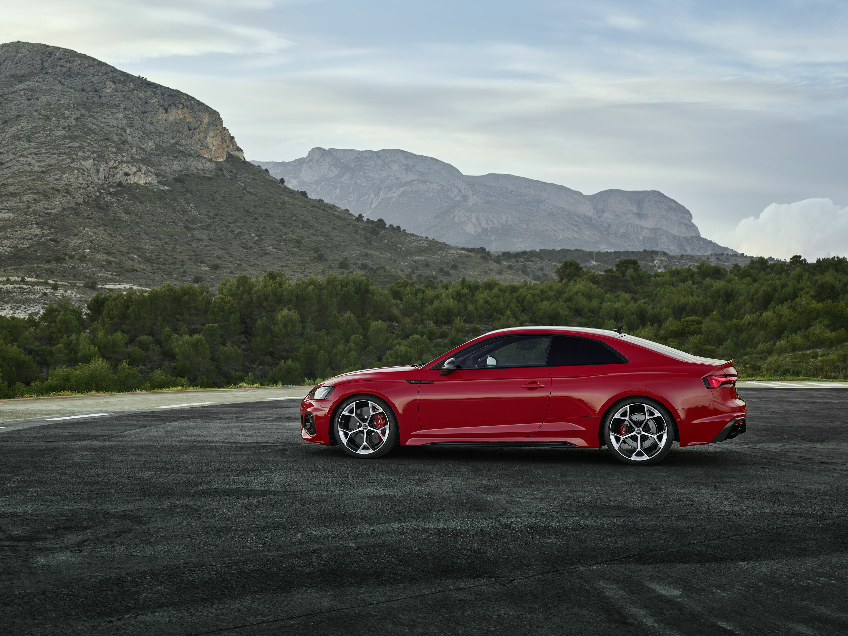 Audi RS 5 Coupé with competition plus package - Static photo, Colour: Tango red
