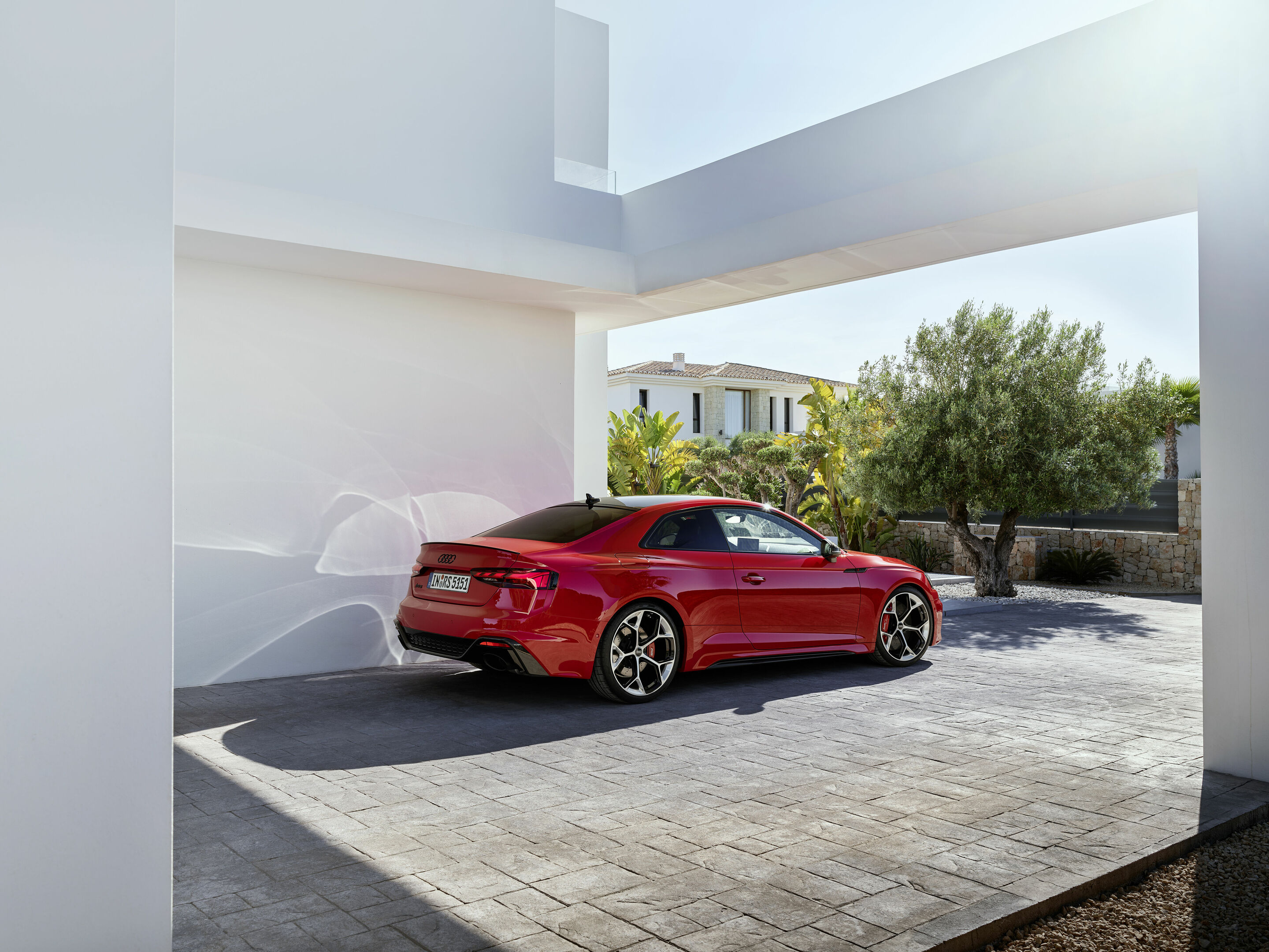 Audi RS 5 Coupé mit competition plus-Paket - Standaufnahme: Farbe: Tangorot