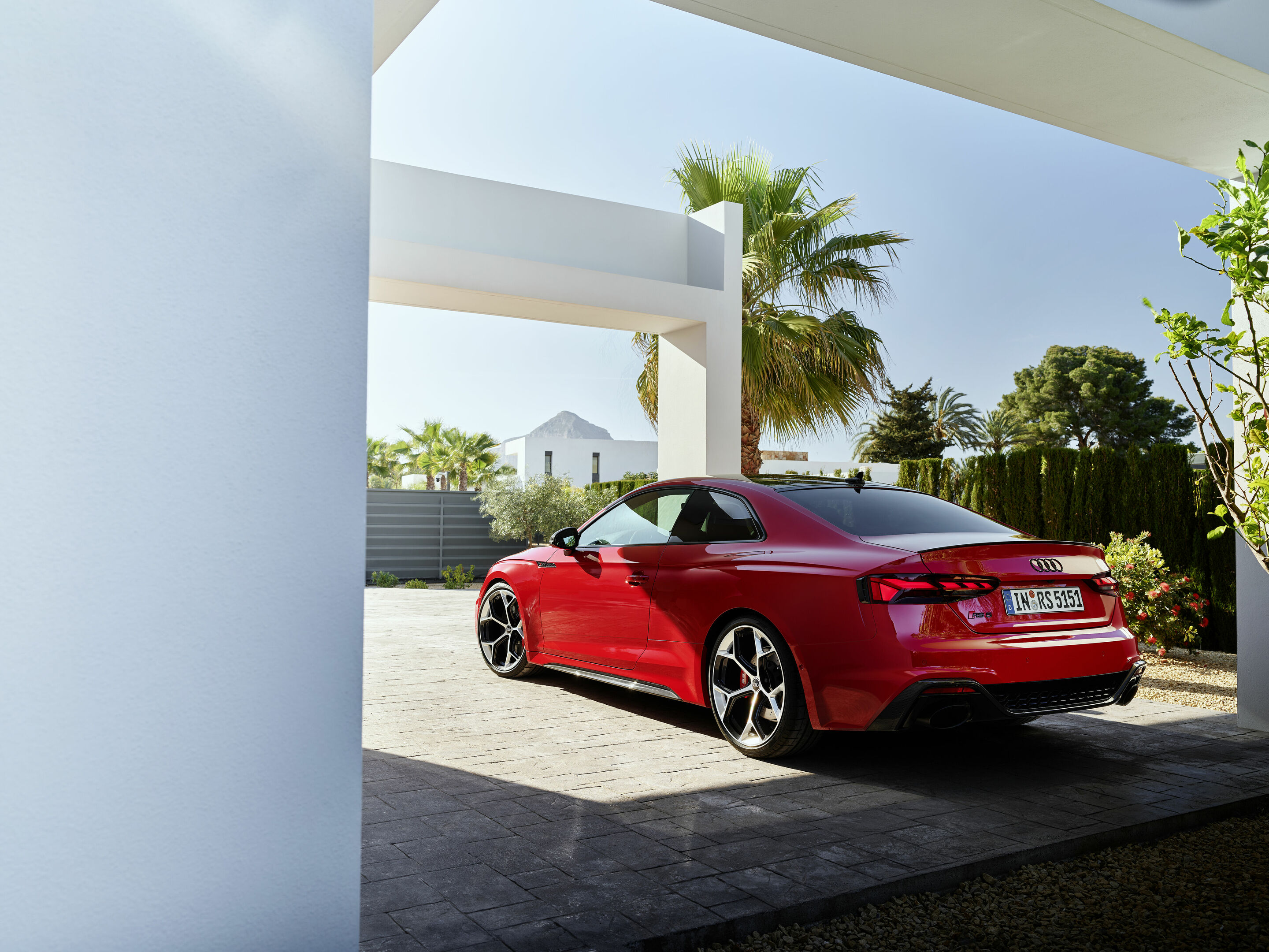 Audi RS 5 Coupé mit competition plus-Paket - Standaufnahme: Farbe: Tangorot