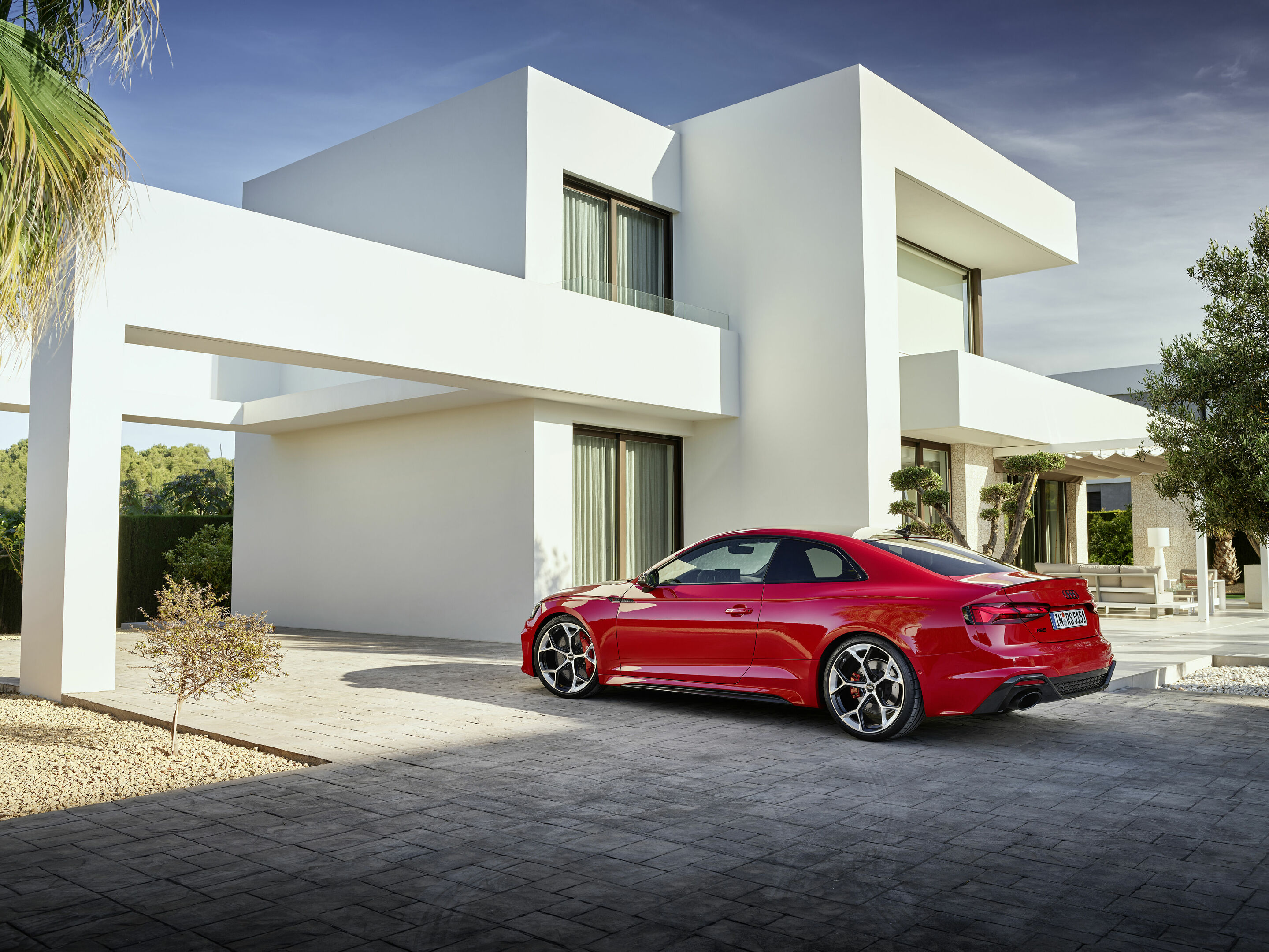 Audi RS 5 Coupé mit competition plus-Paket - Standaufnahme: Farbe: Tangorot