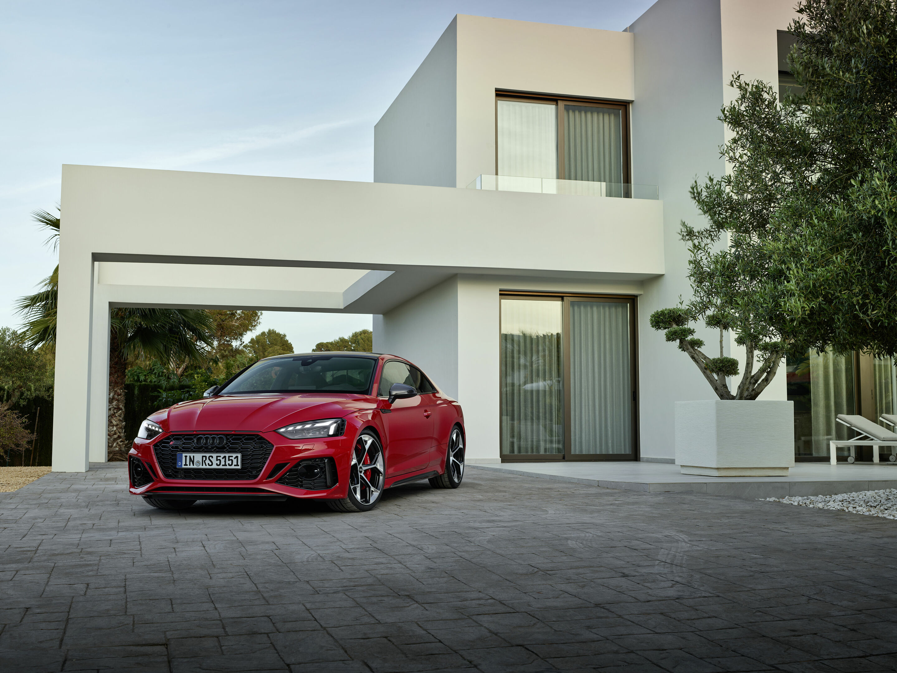 Audi RS 5 Coupé mit competition plus-Paket - Standaufnahme: Farbe: Tangorot