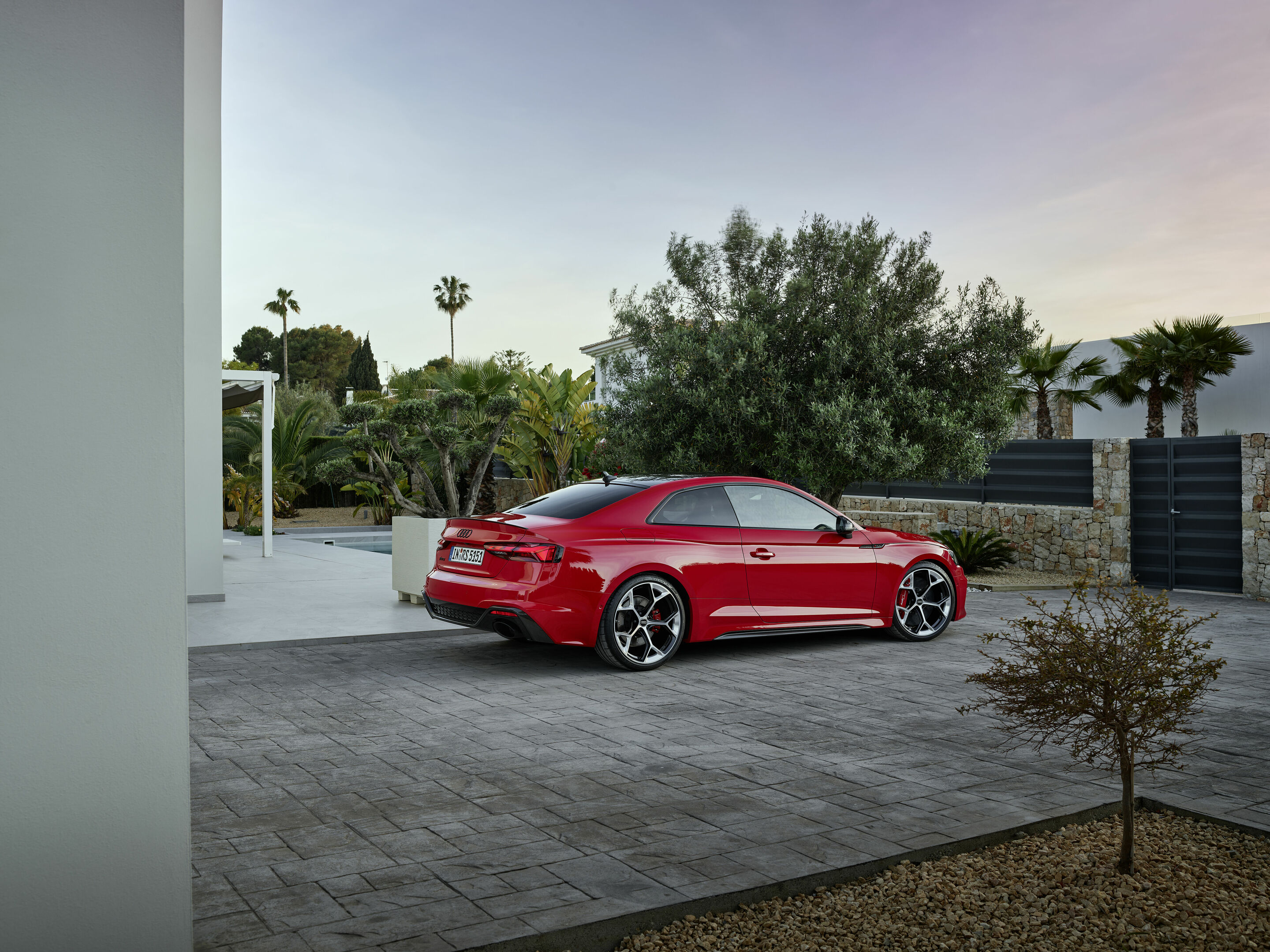 Audi RS 5 Coupé with competition plus package - Static photo, Colour: Tango red