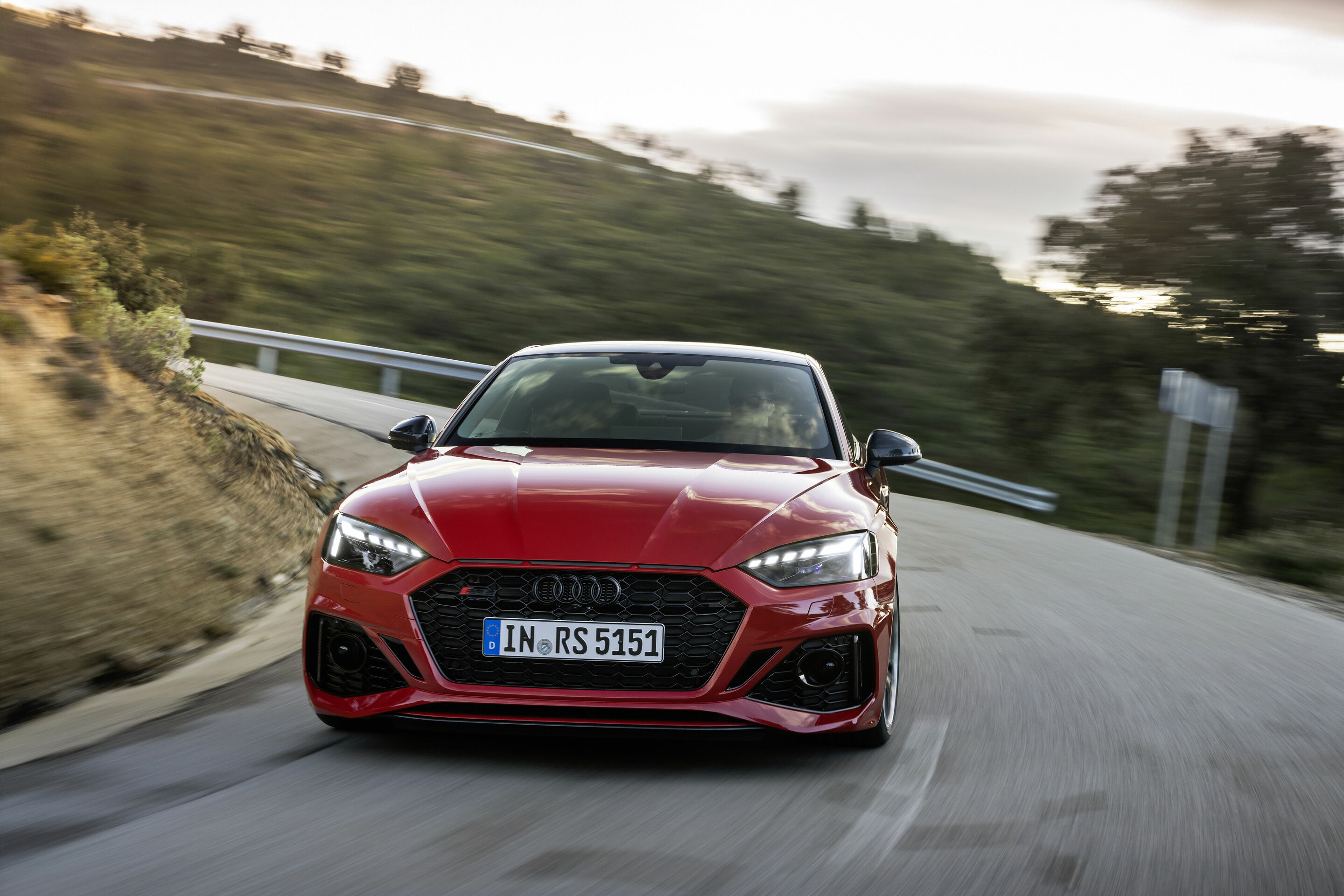 Audi RS 5 Coupé mit competition plus-Paket - Fahraufnahme, Farbe: Tangorot