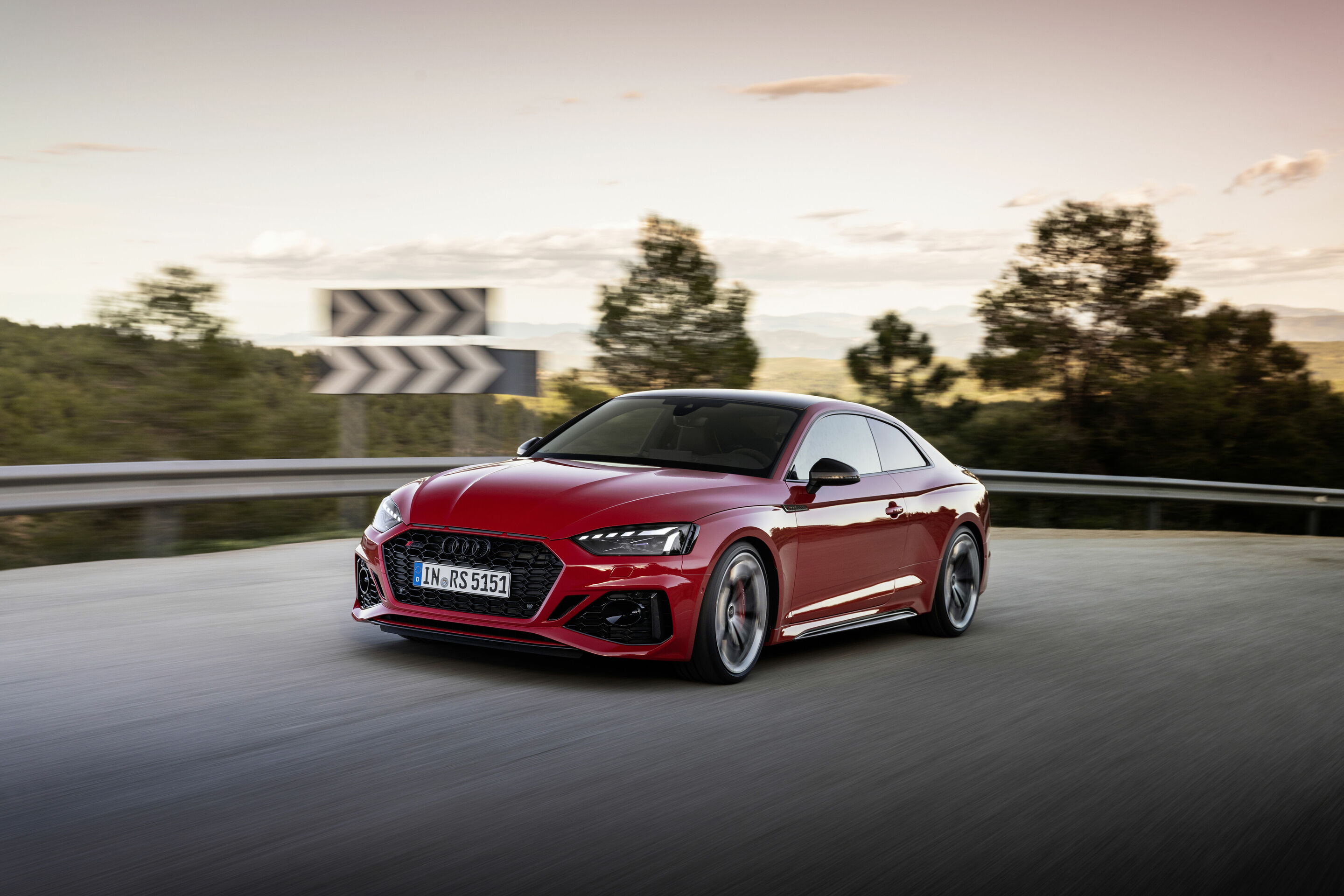 Audi RS 5 Coupé mit competition plus-Paket - Fahraufnahme, Farbe: Tangorot