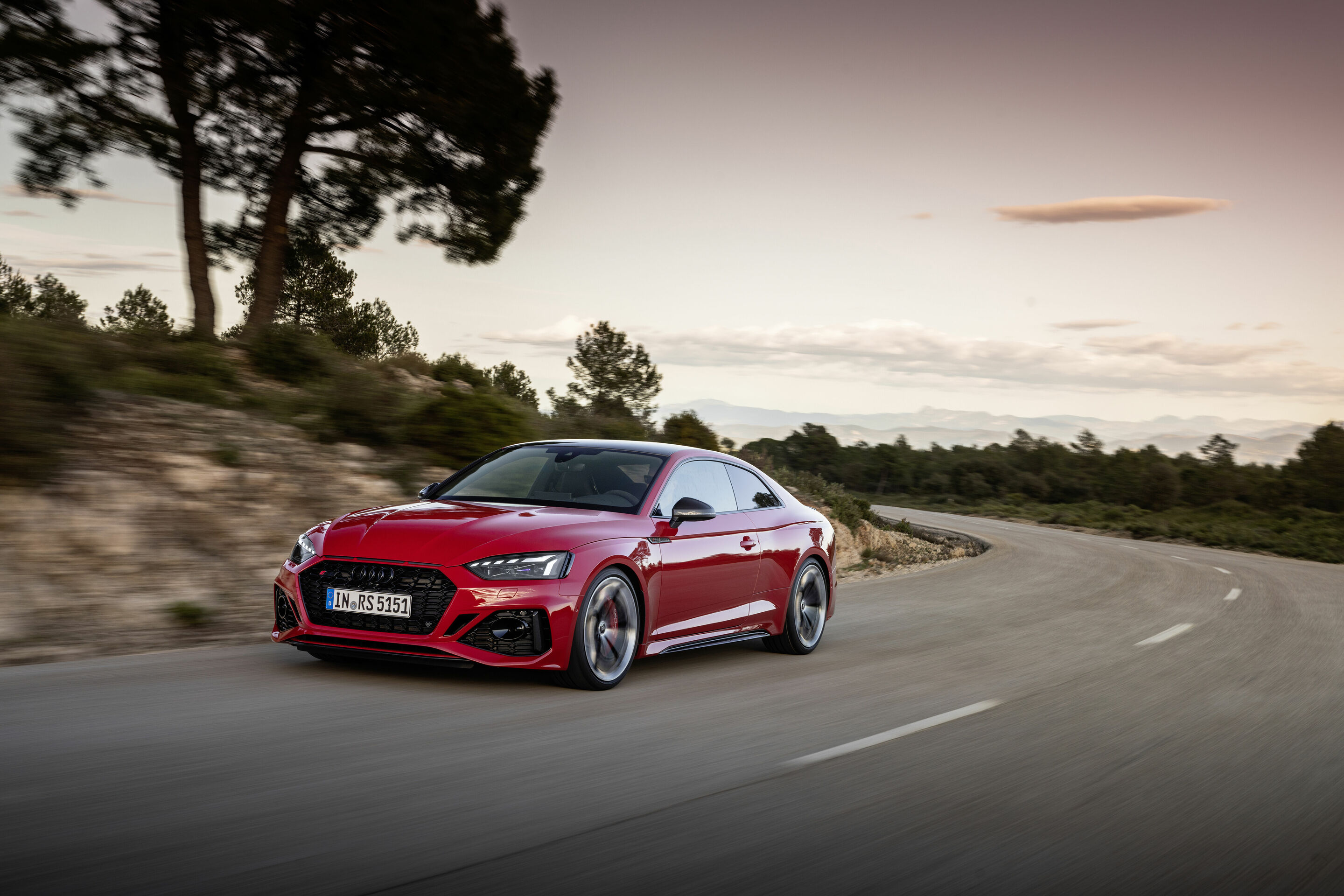Audi RS 5 Coupé mit competition plus-Paket - Fahraufnahme, Farbe: Tangorot