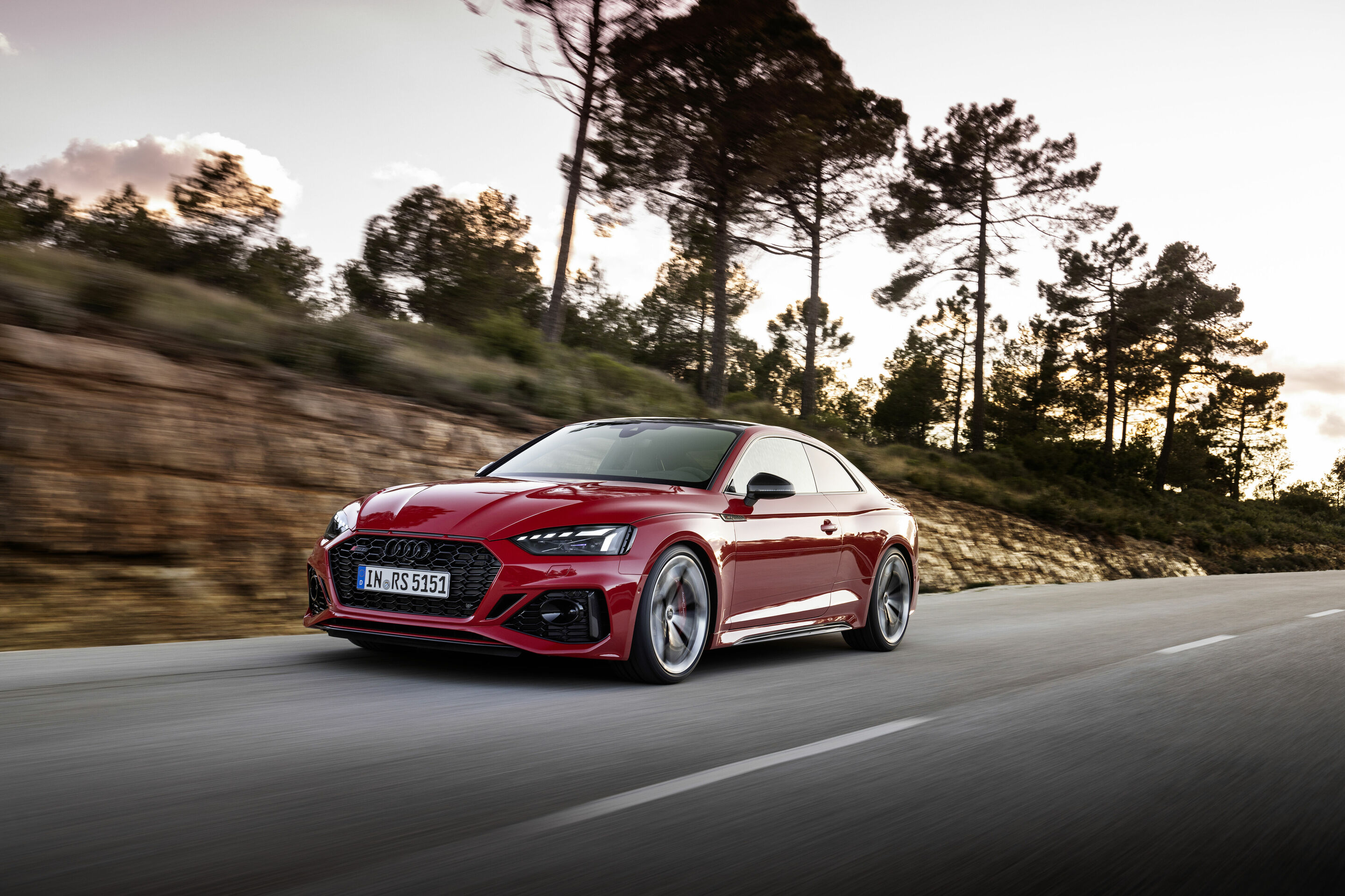 Audi RS 5 Coupé mit competition plus-Paket - Fahraufnahme, Farbe: Tangorot