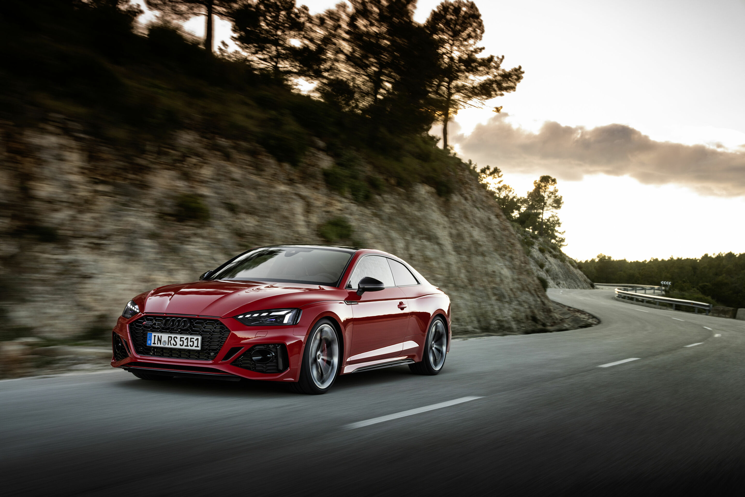 Audi RS 5 Coupé mit competition plus-Paket - Fahraufnahme, Farbe: Tangorot