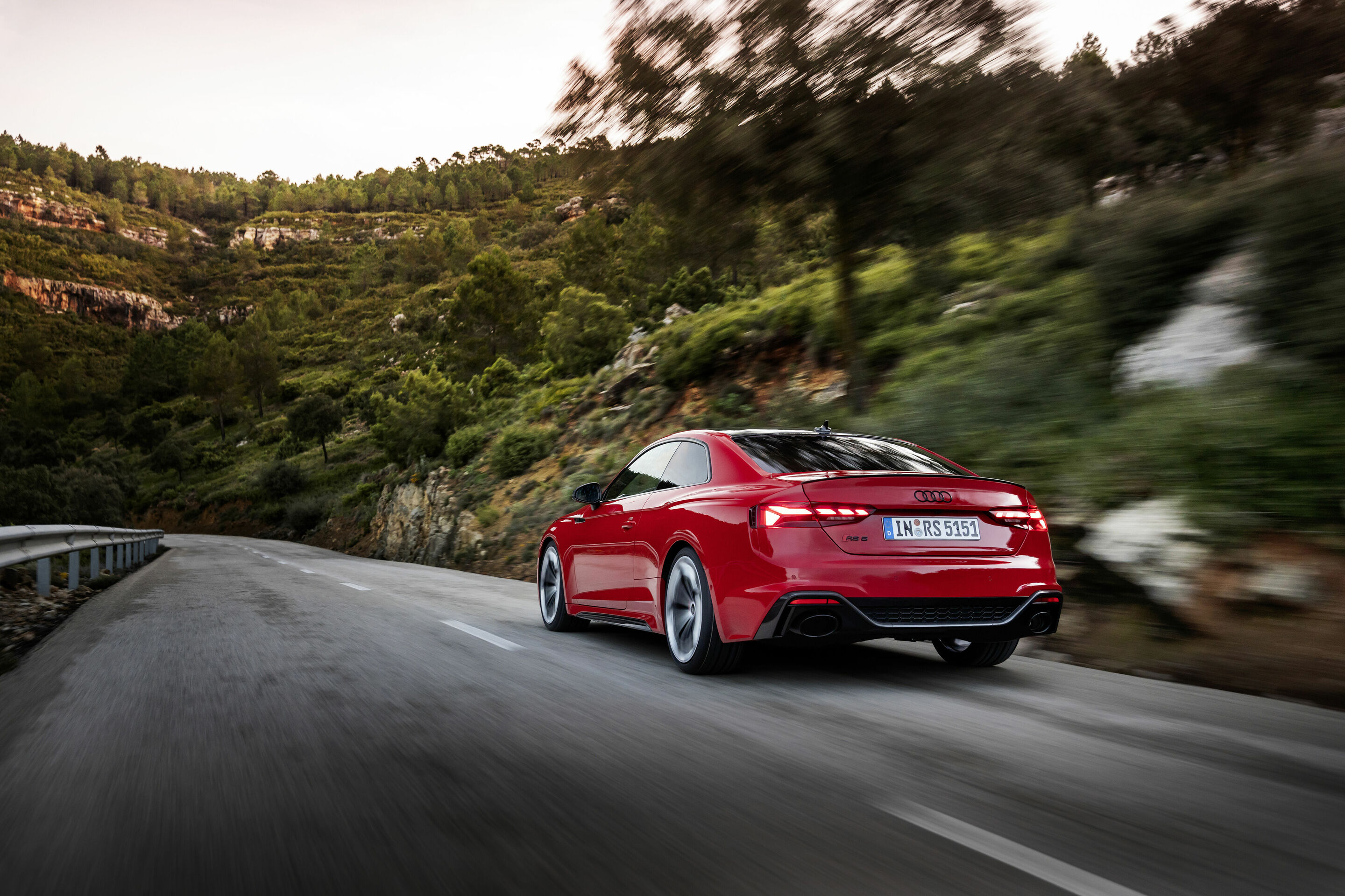 Audi RS 5 Coupé mit competition plus-Paket - Fahraufnahme, Farbe: Tangorot