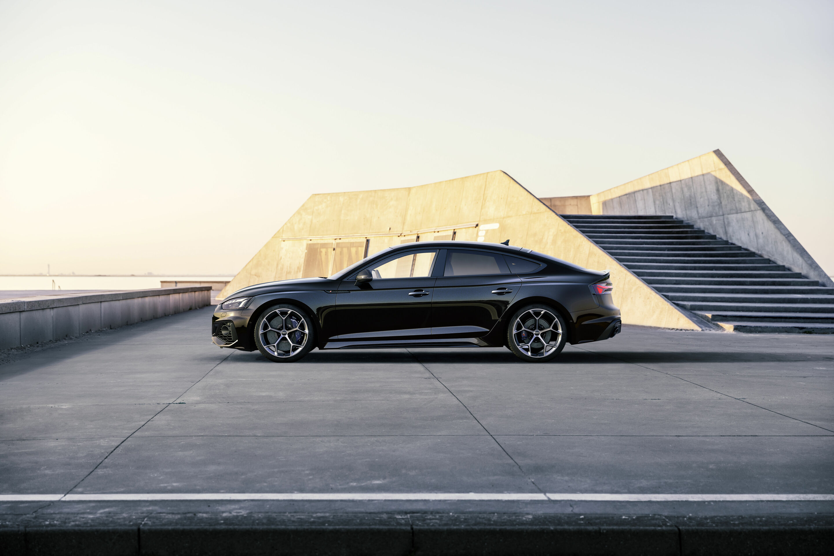 Audi RS 5 Sportback mit competition plus-Paket - Standaufnahme, Farbe: Sebringschwarz