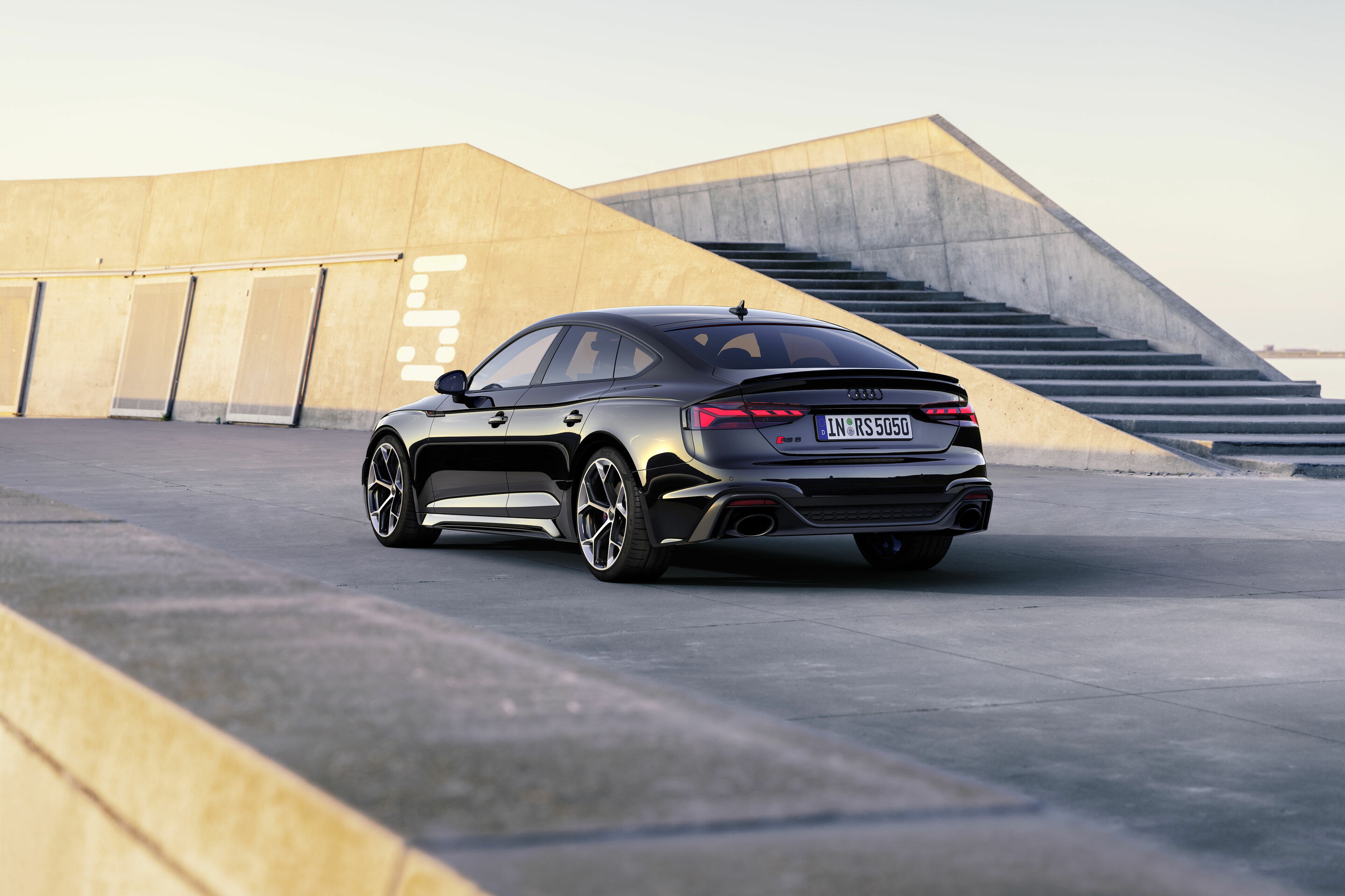 Audi RS 5 Sportback mit competition plus-Paket - Standaufnahme, Farbe: Sebringschwarz