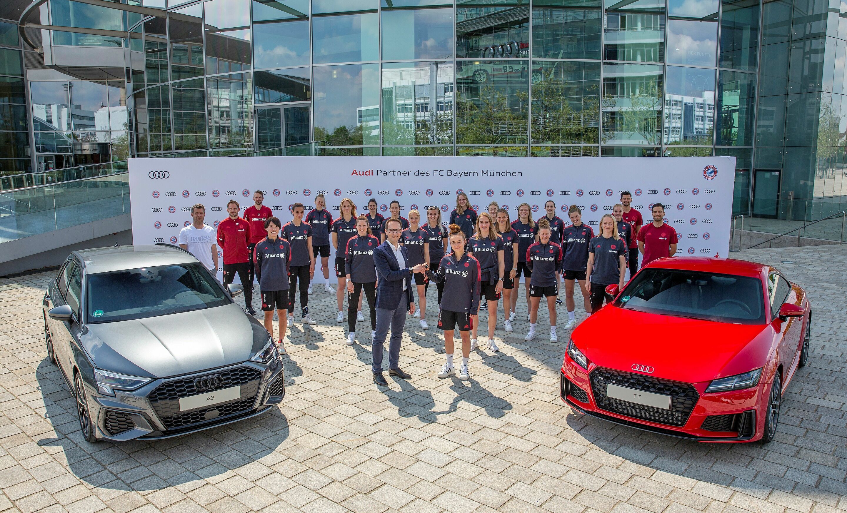 Audi Fahrzeugübergabe - Mannschaftskapitänin Lina Gull nahm stellvertretend den ersten Autoschlüssel von Christian Schüller, Leiter Sport Marketing Fußball, in Empfang